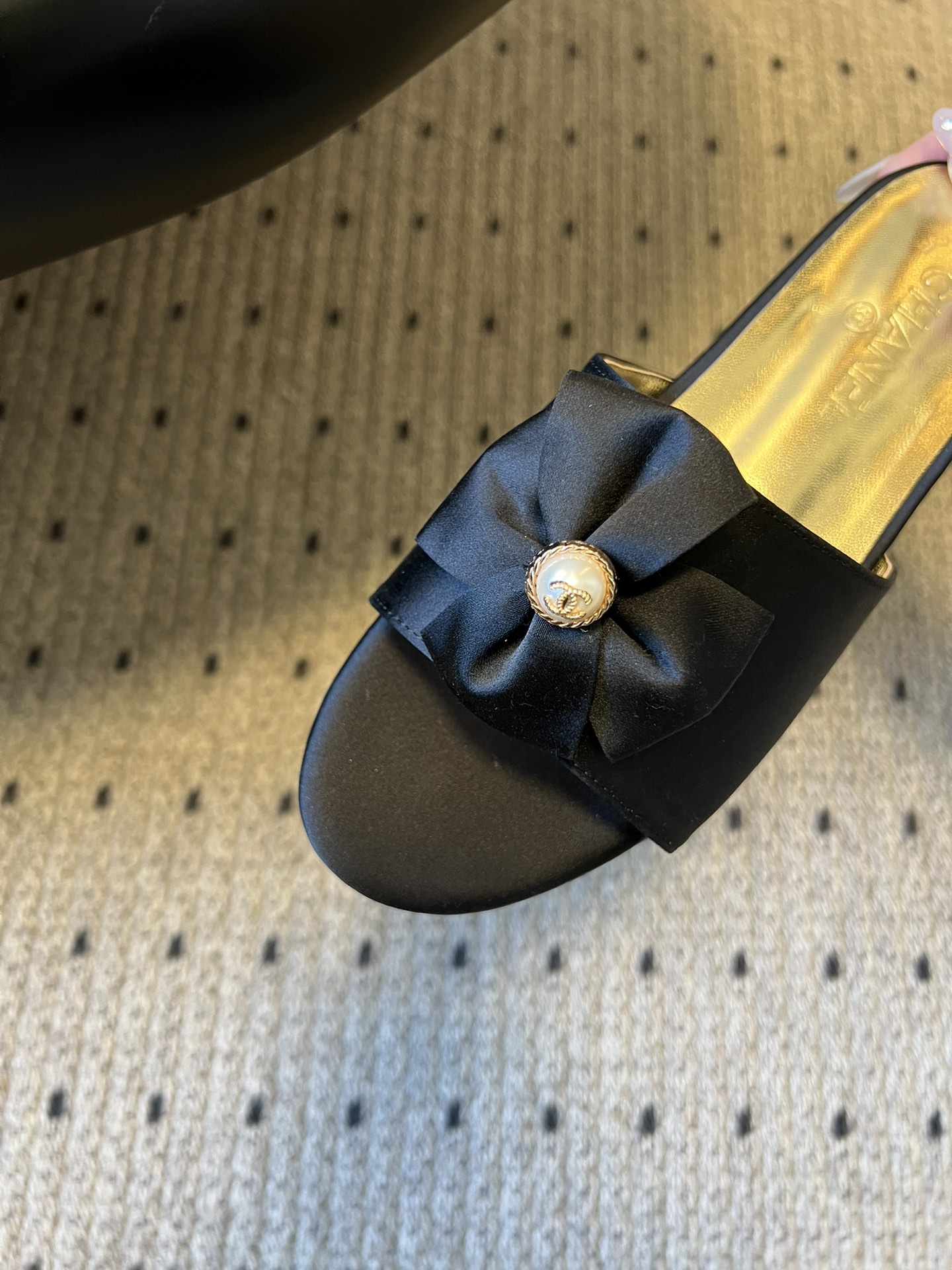 Chane* 26ss春夏新款蝴蝶结珍珠装饰平底拖鞋每双鞋头都带有品牌标志性的蝴蝶结+珍珠装饰，是辨识度