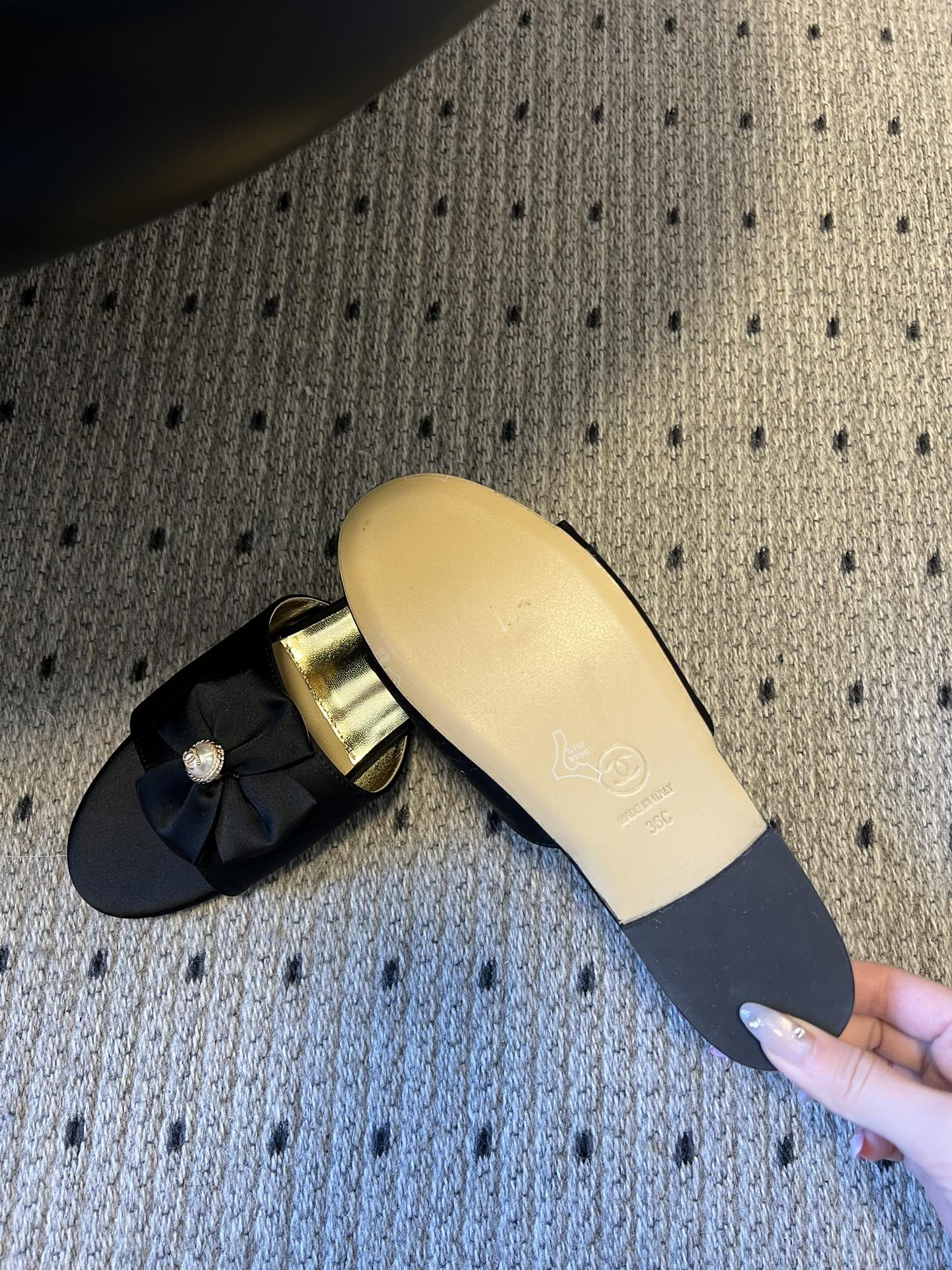 Chane* 26ss春夏新款蝴蝶结珍珠装饰平底拖鞋每双鞋头都带有品牌标志性的蝴蝶结+珍珠装饰，是辨识度