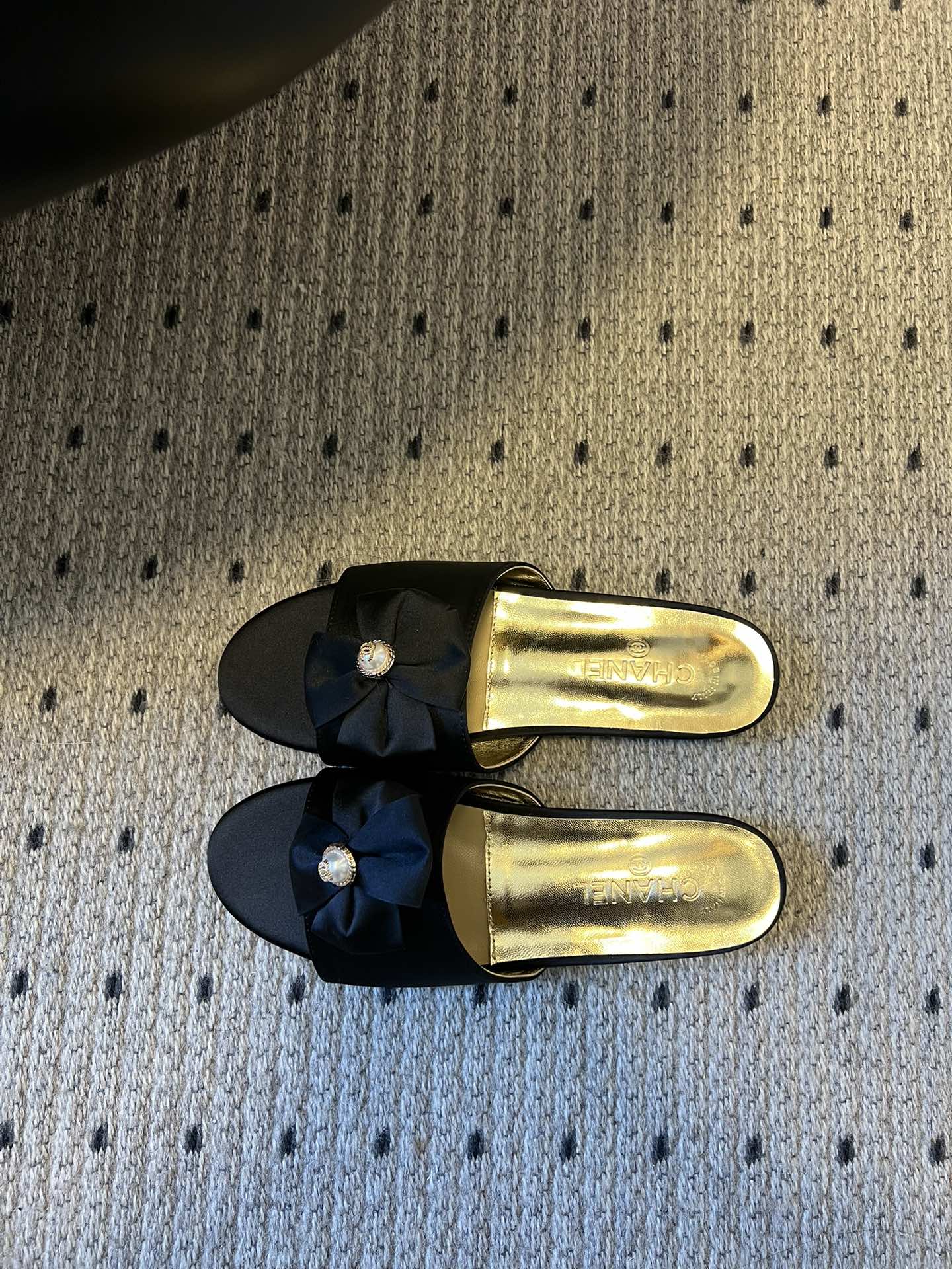 Chane* 26ss春夏新款蝴蝶结珍珠装饰平底拖鞋每双鞋头都带有品牌标志性的蝴蝶结+珍珠装饰，是辨识度