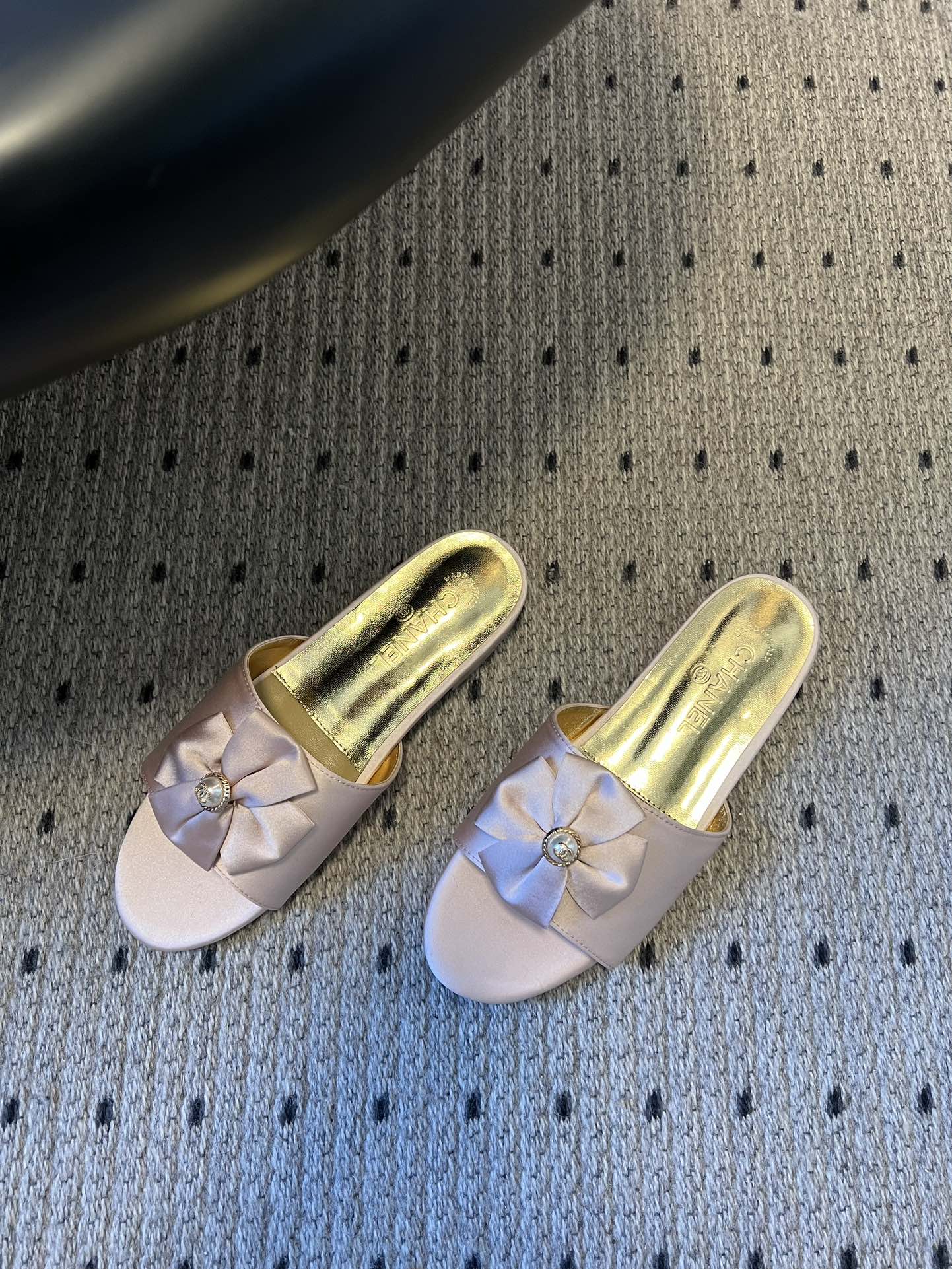 Chane* 26ss春夏新款蝴蝶结珍珠装饰平底拖鞋每双鞋头都带有品牌标志性的蝴蝶结+珍珠装饰，是辨识度