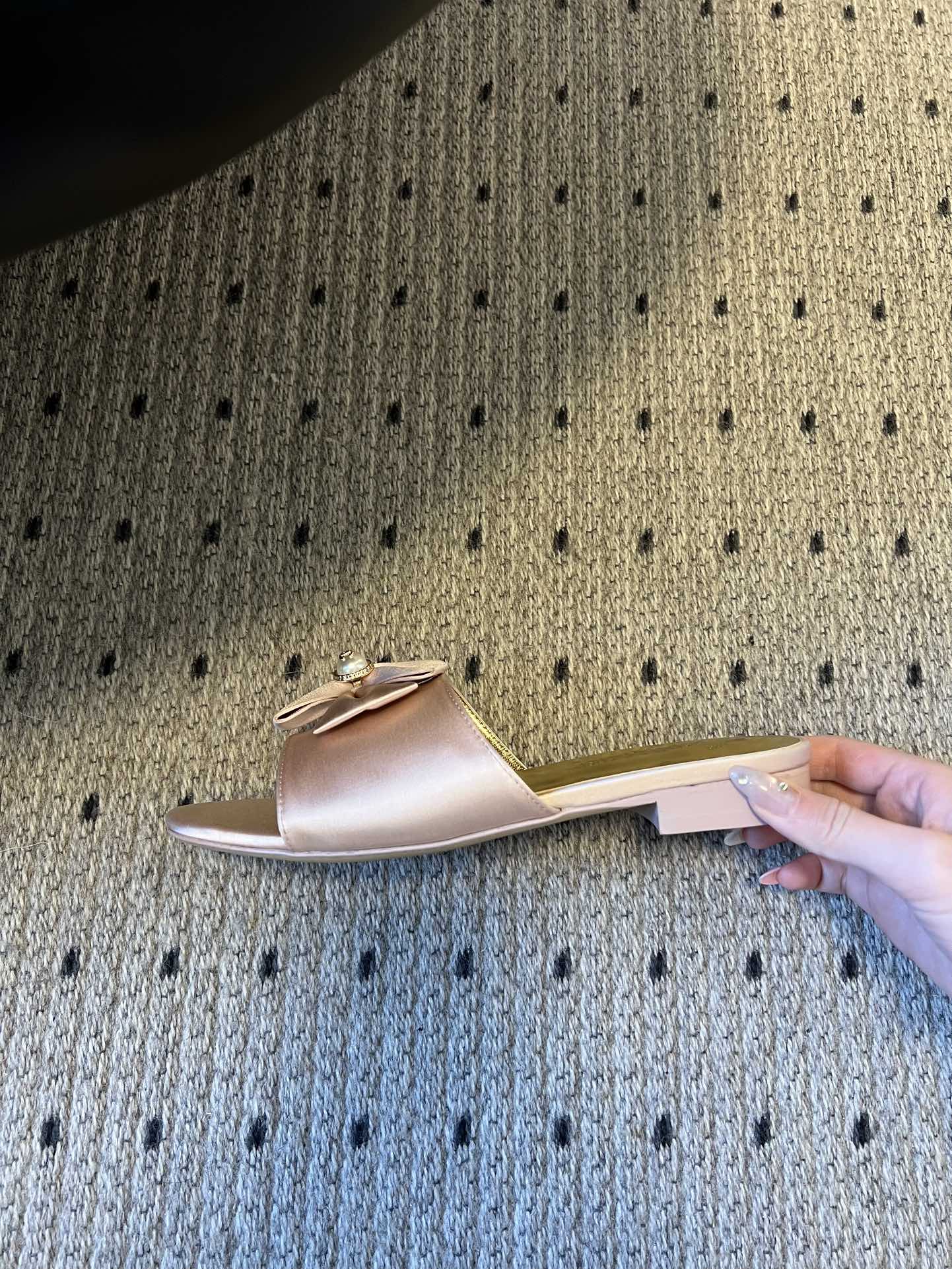 Chane* 26ss春夏新款蝴蝶结珍珠装饰平底拖鞋每双鞋头都带有品牌标志性的蝴蝶结+珍珠装饰，是辨识度