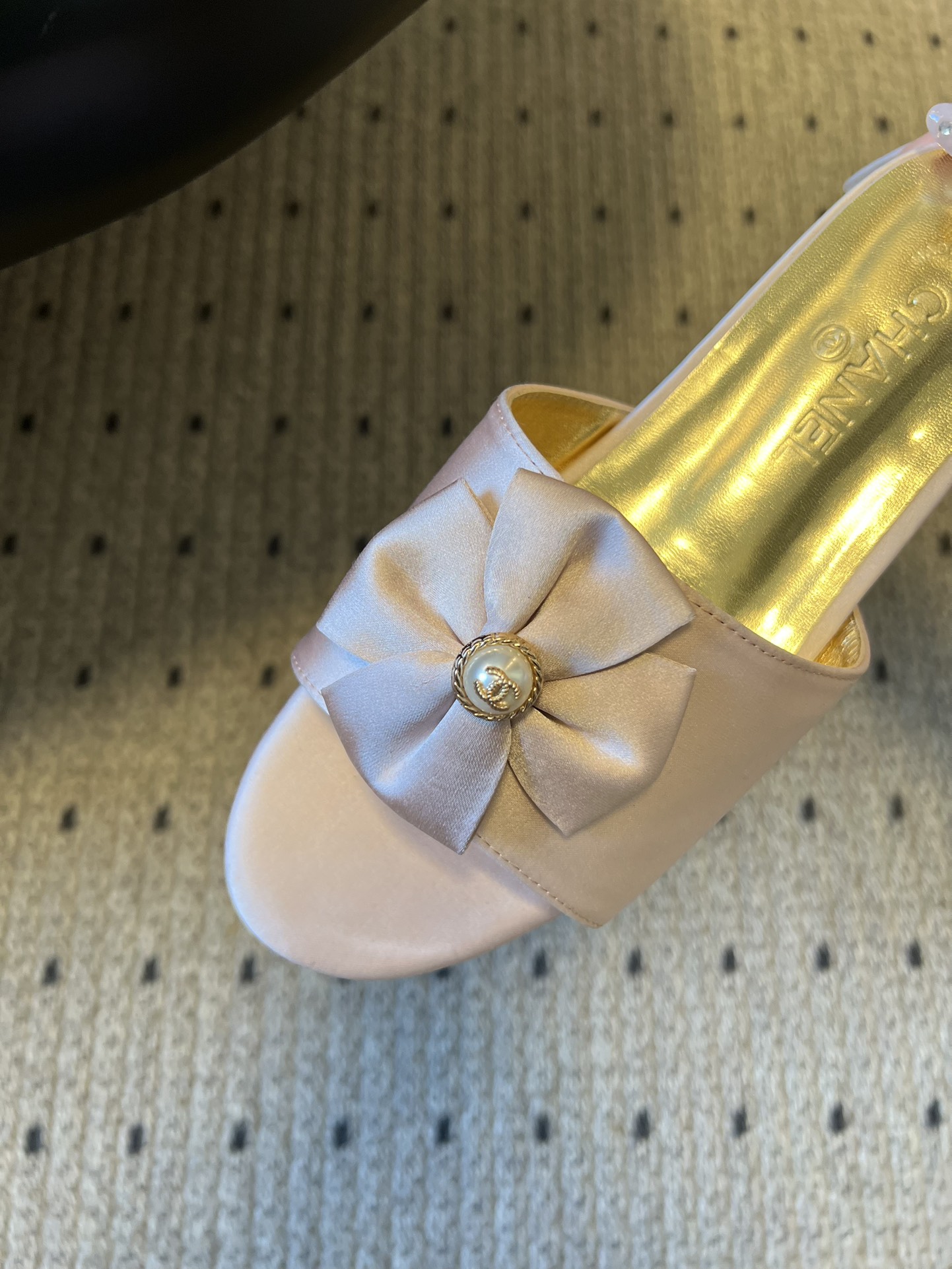 Chane* 26ss春夏新款蝴蝶结珍珠装饰平底拖鞋每双鞋头都带有品牌标志性的蝴蝶结+珍珠装饰，是辨识度