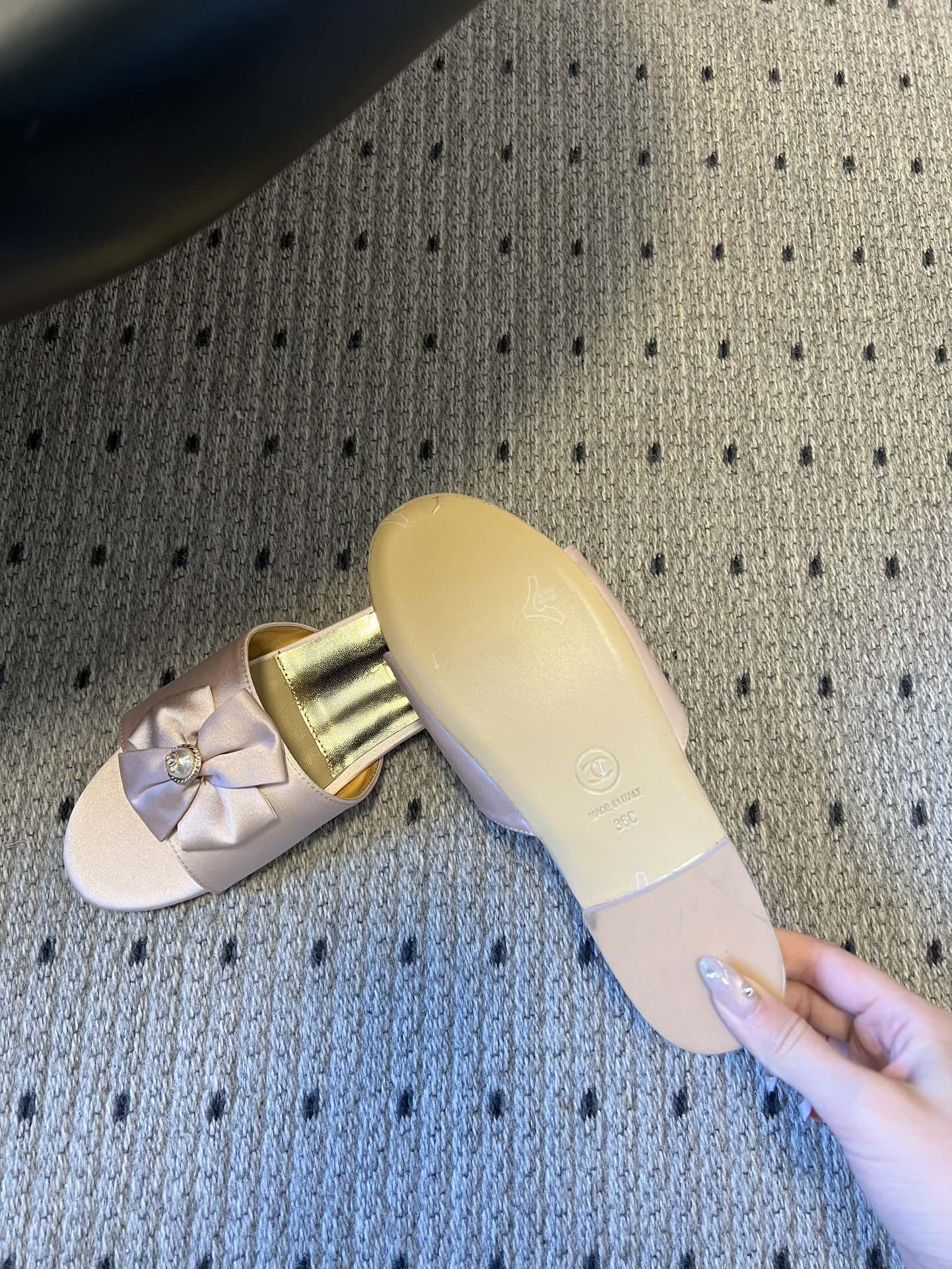 Chane* 26ss春夏新款蝴蝶结珍珠装饰平底拖鞋每双鞋头都带有品牌标志性的蝴蝶结+珍珠装饰，是辨识度