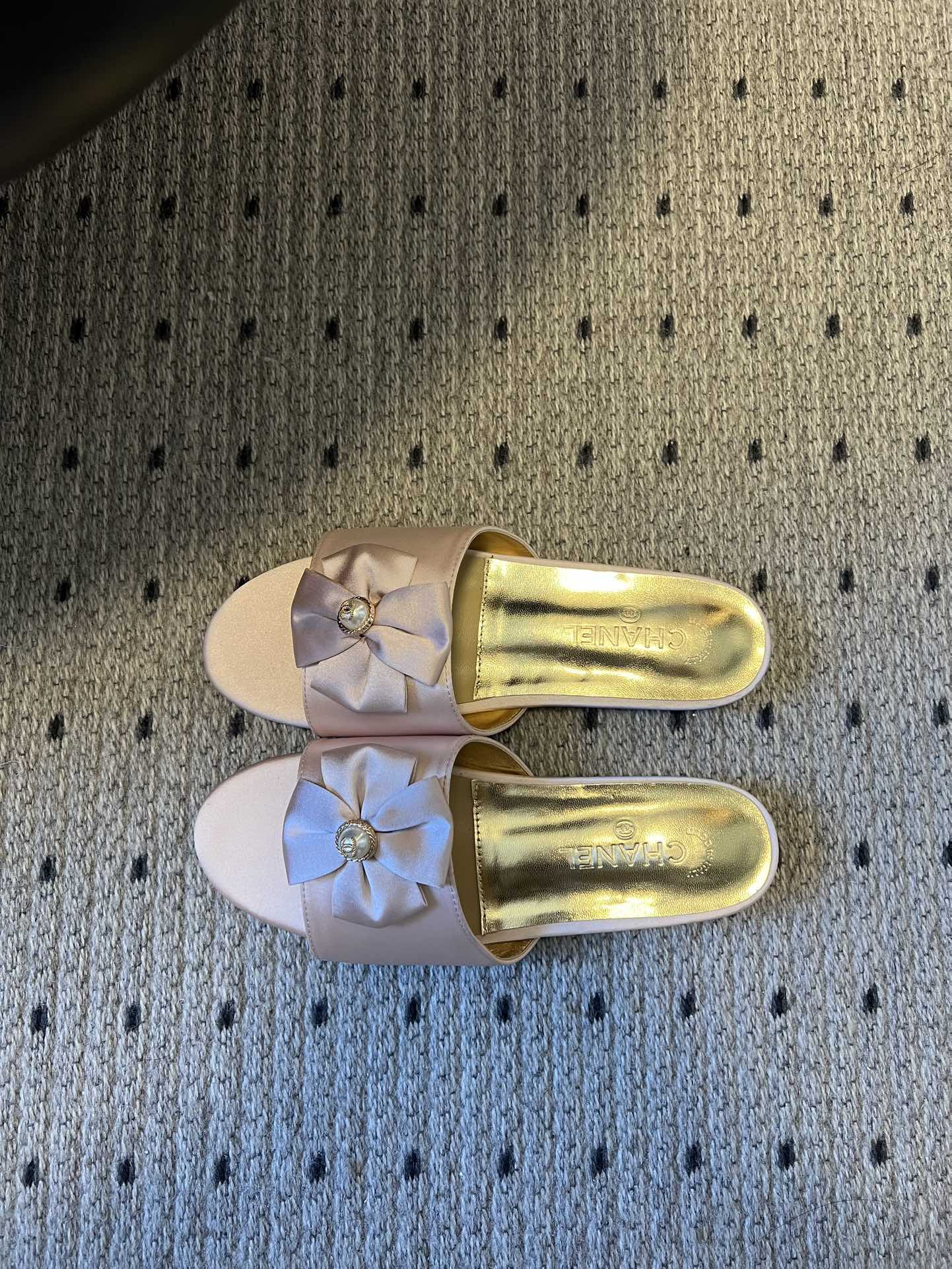 Chane* 26ss春夏新款蝴蝶结珍珠装饰平底拖鞋每双鞋头都带有品牌标志性的蝴蝶结+珍珠装饰，是辨识度