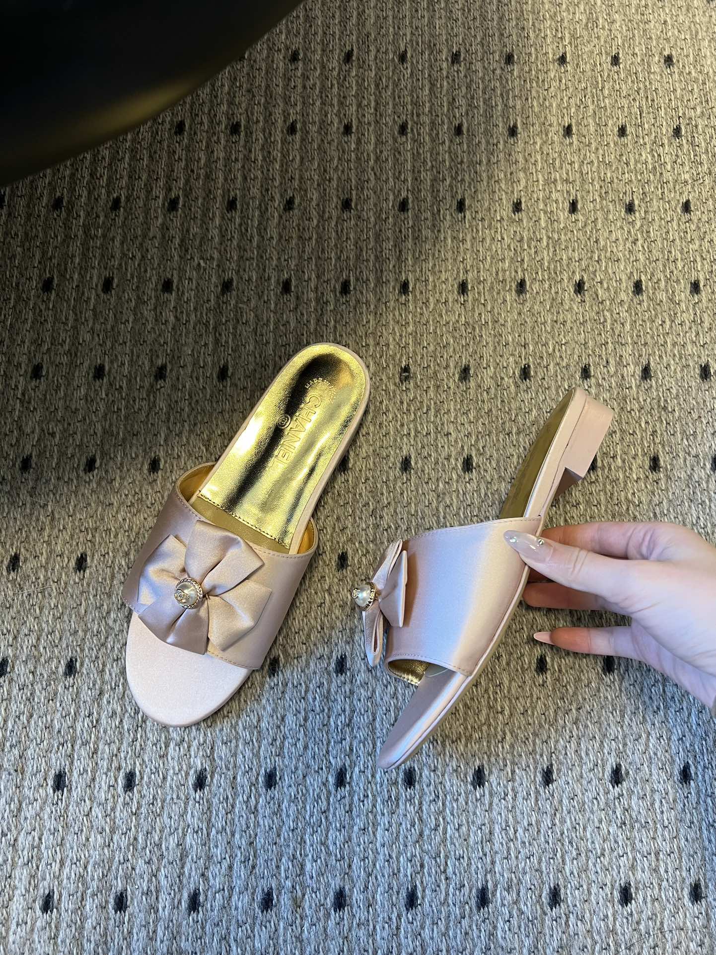 Chane* 26ss春夏新款蝴蝶结珍珠装饰平底拖鞋每双鞋头都带有品牌标志性的蝴蝶结+珍珠装饰，是辨识度