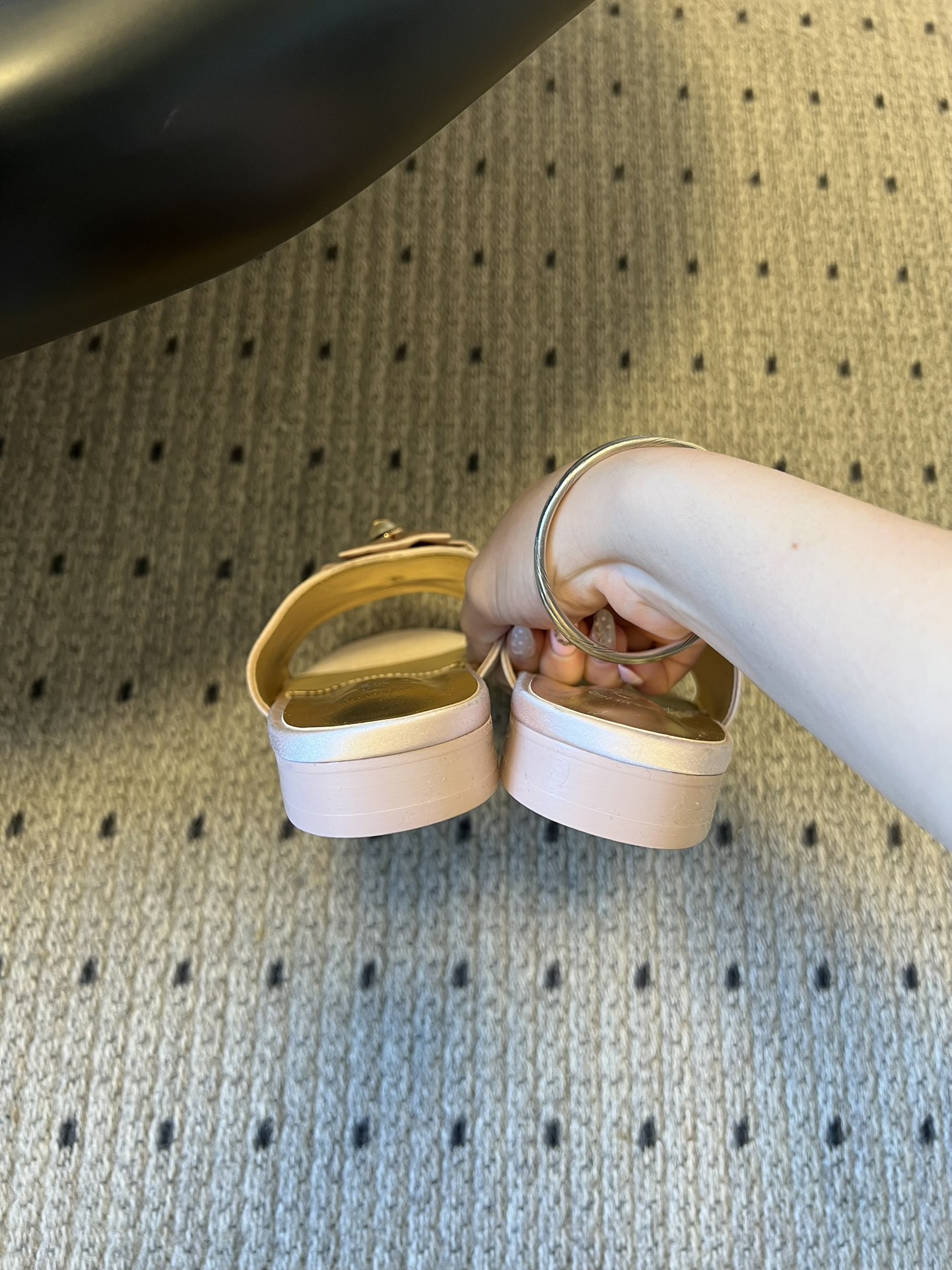 Chane* 26ss春夏新款蝴蝶结珍珠装饰平底拖鞋每双鞋头都带有品牌标志性的蝴蝶结+珍珠装饰，是辨识度