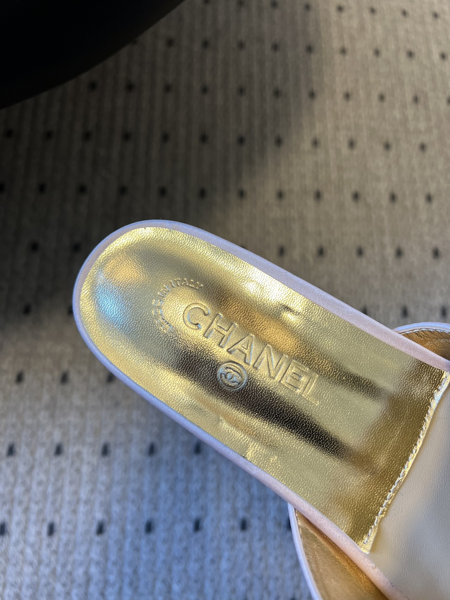 Chane* 26ss春夏新款蝴蝶结珍珠装饰平底拖鞋每双鞋头都带有品牌标志性的蝴蝶结+珍珠装饰，是辨识度