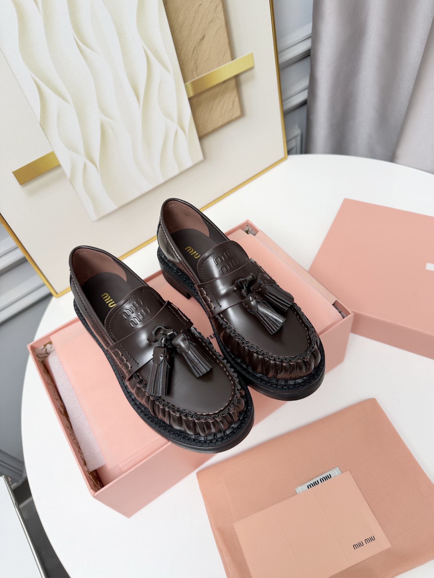 NO:707475,Miu Miu 26 new catwalk style · tassel-embellished motorcycle shoes slip-on loafers. These timeless calfskin loafers are decorated with an embossed Miu logo on the tongue, highlighting a unique classic style. The toe cap is embellished with leather straps and unique tassel straps - very comfortable on the feet (ZP developed hardware, customized colors). The upper is custom-made imported first-layer cowhide, the lining is cowhide, and the sole is ZP molded rubber outsole.  Size 35-41 (41 is custom-made and cannot be returned or exchanged), loafers, miumiu, loafers, cowhide19860909缪缪26走秀新款·流苏饰机车鞋一脚蹬乐福鞋 这款永不过时的小牛皮乐福鞋,鞋舌部位饰有压花Miu徽标,彰显别具一格的经典格调.鞋头盖点缀皮革饰带与特有的流苏饰带～上脚非常舒服（ZP开发五金、订制颜色） 鞋面定制进口头层牛皮 内里牛皮 鞋底ZP开模橡胶大底 码数35-41（41定做不退不换）,乐福鞋,miumiu,loafers,cowhide,Women's Shoes