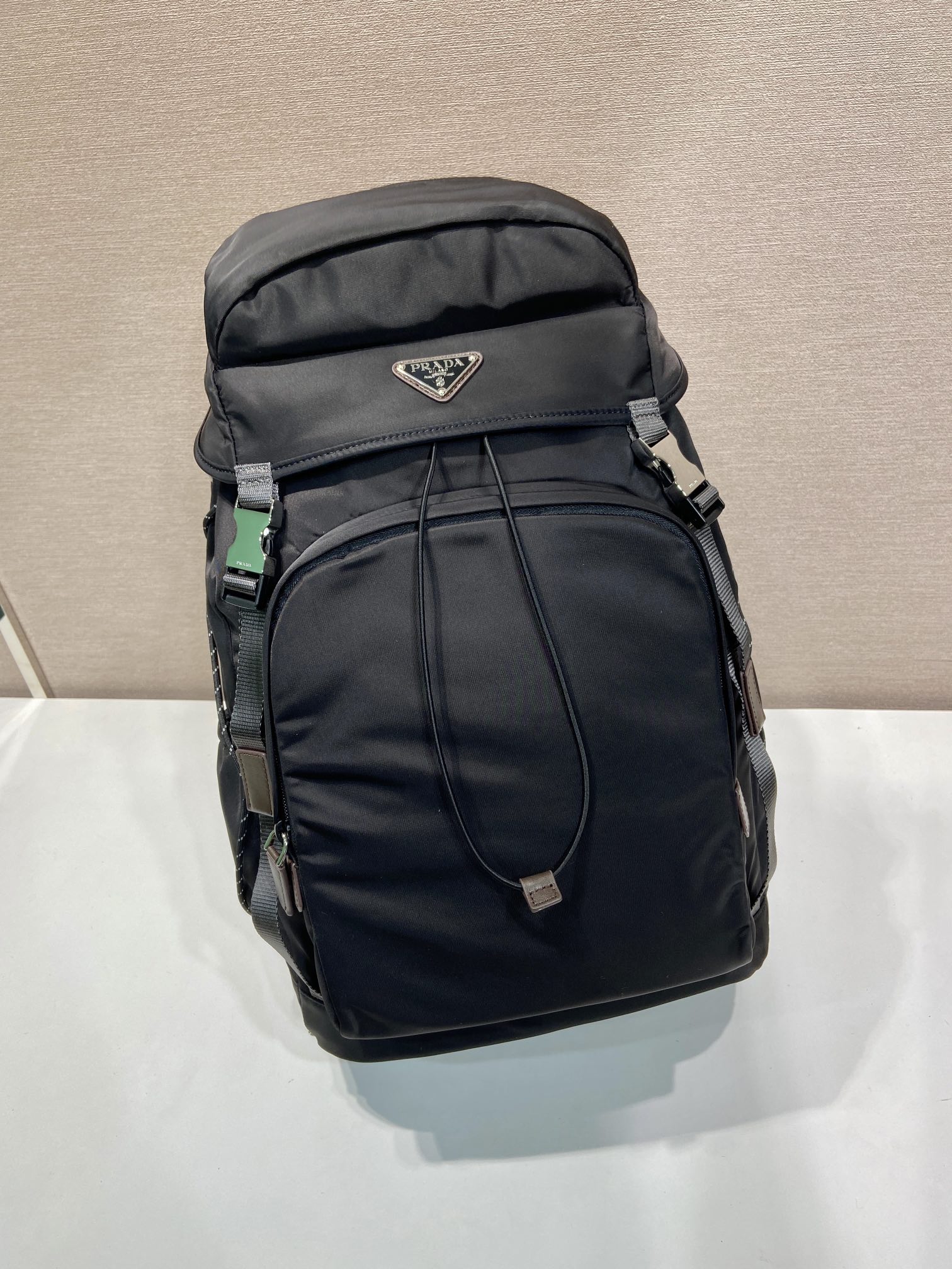 🎉新款背包🎉🎉2VZ123登山包🎉🎉 灵感源自徒步旅行风格,这款Re-Nylon背包将都市风格与户外元素相结合。宽敞的设 🎉新款背包🎉🎉2VZ123登山包🎉🎉 灵感源自徒步旅行风格,这款Re-Nylon背包将都市风格与户外元素相结合。宽敞的设