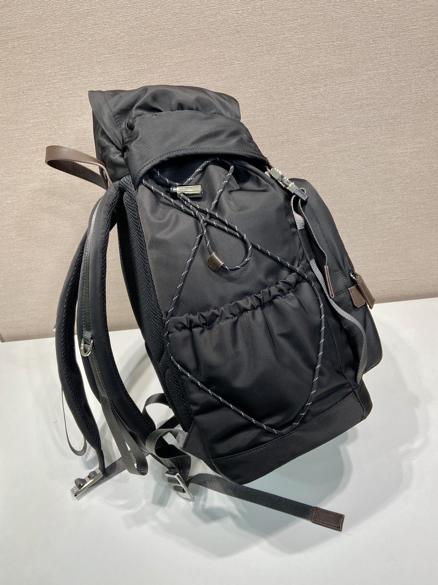 🎉新款背包🎉🎉2VZ123登山包🎉🎉 灵感源自徒步旅行风格,这款Re-Nylon背包将都市风格与户外元素相结合。宽敞的设 🎉新款背包🎉🎉2VZ123登山包🎉🎉 灵感源自徒步旅行风格,这款Re-Nylon背包将都市风格与户外元素相结合。宽敞的设