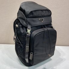 🎉新款背包🎉🎉2VZ123登山包🎉🎉 灵感源自徒步旅行风格,这款Re-Nylon背包将都市风格与户外元素相结合。宽敞的设 🎉新款背包🎉🎉2VZ123登山包🎉🎉 灵感源自徒步旅行风格,这款Re-Nylon背包将都市风格与户外元素相结合。宽敞的设