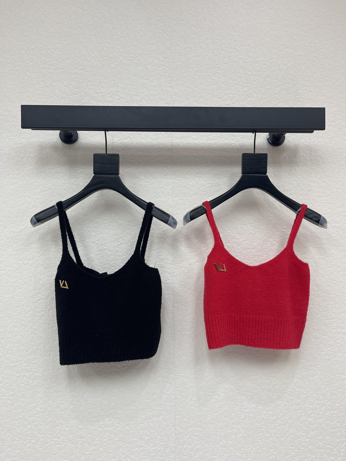 NO:708906,LOUIS VUI*TON 26 new early spring knitted camisole!  Customized wool yarn weaving, high-end texture, comfortable and soft, knitted vest cut, regular slim fit elastic version, large solid color base with initials and letter hardware on the chest as design highlights, highlighting high-end positioning and fashion tonality, short version creates a fashionable atmosphere, making the style more durable and versatile!  SML,,louis vuitton,19860909LOUIS VUI*TON 26早春新款针织吊带背心！定制羊毛纱线织造,质感高级,舒适柔软,针织背心剪裁,常规修身弹力版型,大身素色打底配合胸前缩写字母五金为设计亮点,彰显高级定位和时尚调性,短款版型打造时髦氛围感,让风格更耐看百搭！SML,,louis vuitton,,Women's clothing