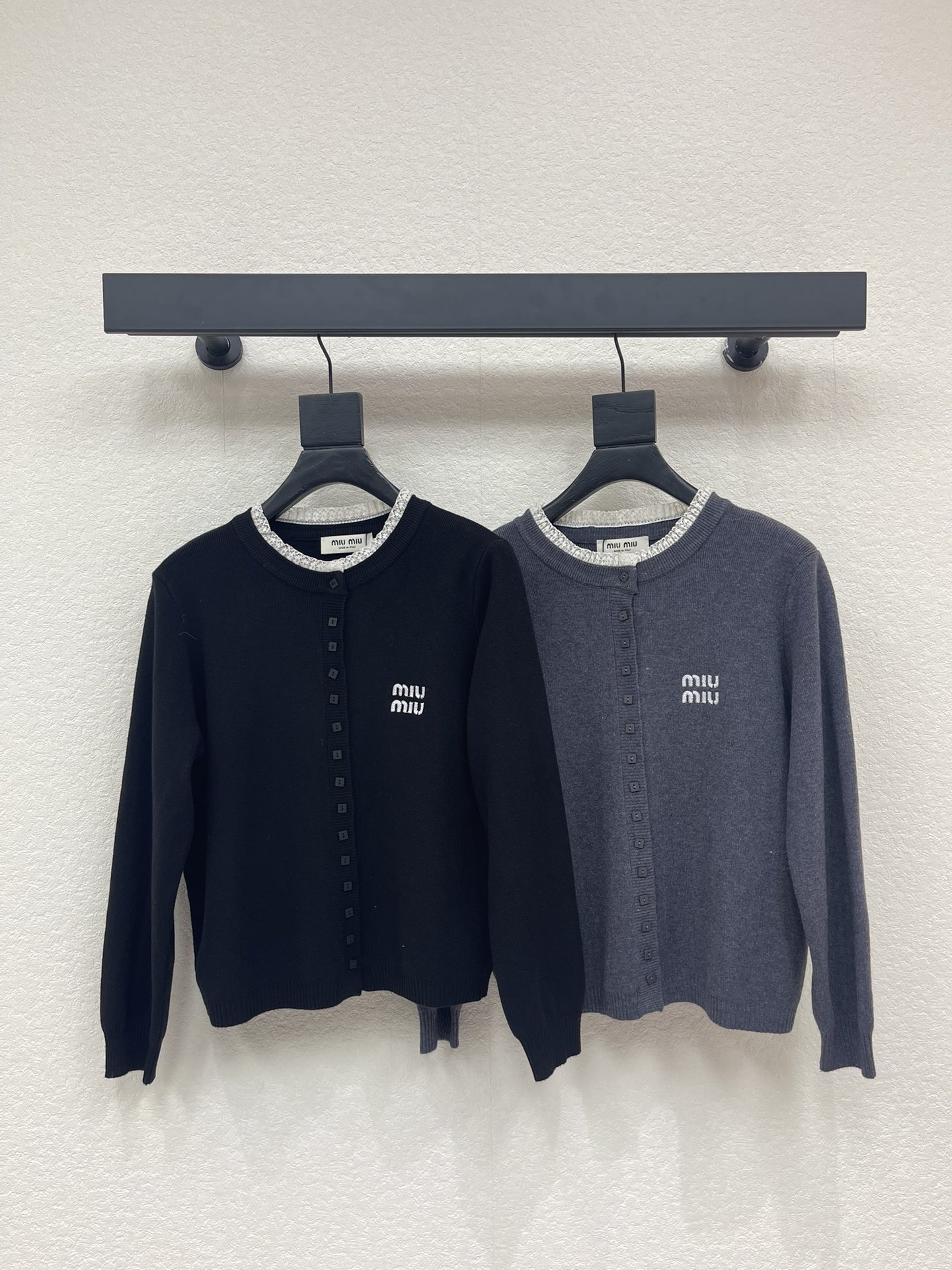 NO:708880,MiuMi*26 new early spring round neck lace long-sleeved knitted cardigan!  Customized wool knitted material, soft and comfortable, round neck long-sleeved cardigan cut, all-over plain color matching with clear lace around the neckline, embroidered letter logo in the center, getting rid of the boring monotony, highlighting the feminine temperament, regular cut, making the outfit look slim and high-end, showing versatility!  SML A,,miumiu,19860909MiuMi*26早春新款圆领蕾丝长袖针织开衫！定制羊毛针织材质,柔软舒适,圆领长袖开衫裁剪,通体素色搭配配合领口环绕清透蕾丝包边,居中刺绣字母徽标,摆脱无聊的单调,凸显柔美气质,常规版型剪裁,穿搭显瘦高级,尽显百搭！SML A,,miumiu,,Women's clothing