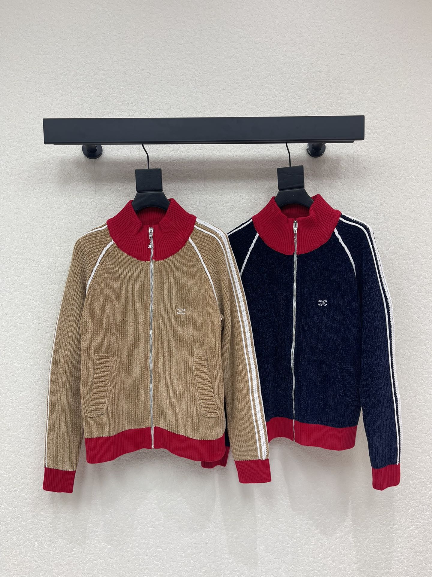 NO:709554,CELIN*26 new early spring new stand collar knitted long-sleeved cardigan!  Customized wool yarn weaving, soft and comfortable, stylish and slimming, stand-up collar cardigan tailoring, silky zipper adjustment, easy to wear, elastic contrast binding on the sleeve collar and hem, better fit the body shape to increase the warmth factor, and decorated with the iconic Arc de Triomphe logo on the chest, showing the brand's best temperament and noble style. The vertical grooved texture design of the body makes it relaxed and fashionable with any combination, and full of temperament!  SML A,,celine,19860909CELIN*26早春新款立领针织长袖开衫！定制羊毛纱线织造 柔软舒适 洋气显瘦 立领开衫剪裁 丝滑拉链调节 穿搭方便 袖领口和衣摆弹力撞色包边 更贴合身形提升保暖系数 配合胸前标志性凯旋门徽标装饰 展现品牌最拿手的气质贵气风格 大身竖坑条肌理设计 随意搭配都松弛时髦 气质十足！SML A,,celine,,Women's clothing