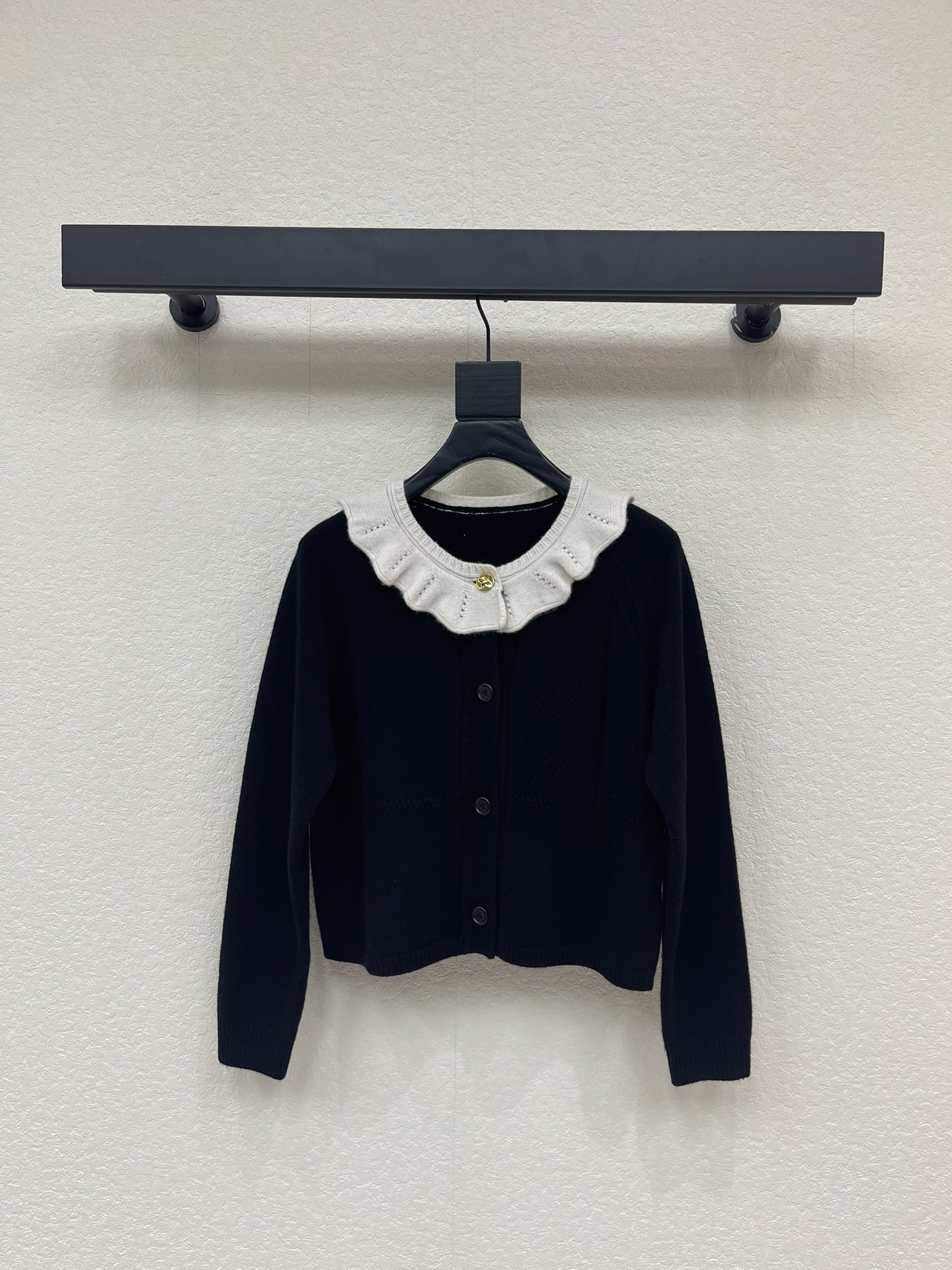 NO:710423,Louis Vuitto*26 new early spring black and white ruffle collar knitted cardigan. Black body + milk white ruffle collar, elegant and layered. High-quality knitted fabric, soft and comfortable, very suitable for autumn and winter, embellished with gold Monogram buttons, full of brand sense!  The short design looks great with high-waisted pants or skirts. It can be easily used for commuting and parties. It is practical and fashionable~SML A,,louis vuitton,skirts,19860909Louis Vuitto*26早春新款黑白荷叶边领针织开衫.黑色主体+奶白荷叶边领,优雅又有层次感.高品质针织面料,柔软舒适,秋冬穿超合适,金色Monogram纽扣点缀,品牌感满满！短款设计,搭高腰裤或裙都很出彩,通勤,聚会都能轻松驾驭,实用又时髦~SML A,,louis vuitton,skirts,,Women's clothing