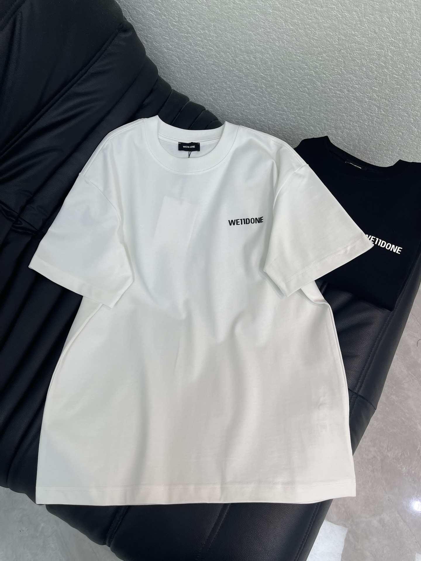 NO:709922,We11don*26 new personalized avant-garde single product round neck short-sleeved T-shirt, logo pattern digital direct printing, fashionable and high-end double yarn worsted cotton fabric, loose oversize version, same style for men and women, exquisite and versatile. S-XL A,, versace, T-shirt, tees, t-shirt,19860909We11don*26新款个性前卫单品圆领短袖T恤,logo图案数码直喷印花,时尚又高级双纱精纺全棉面料,宽松oversize版型,男女同款,精致百搭.S-XL A,,versace,T-shirt,tees，t-shirt,,Women's clothing