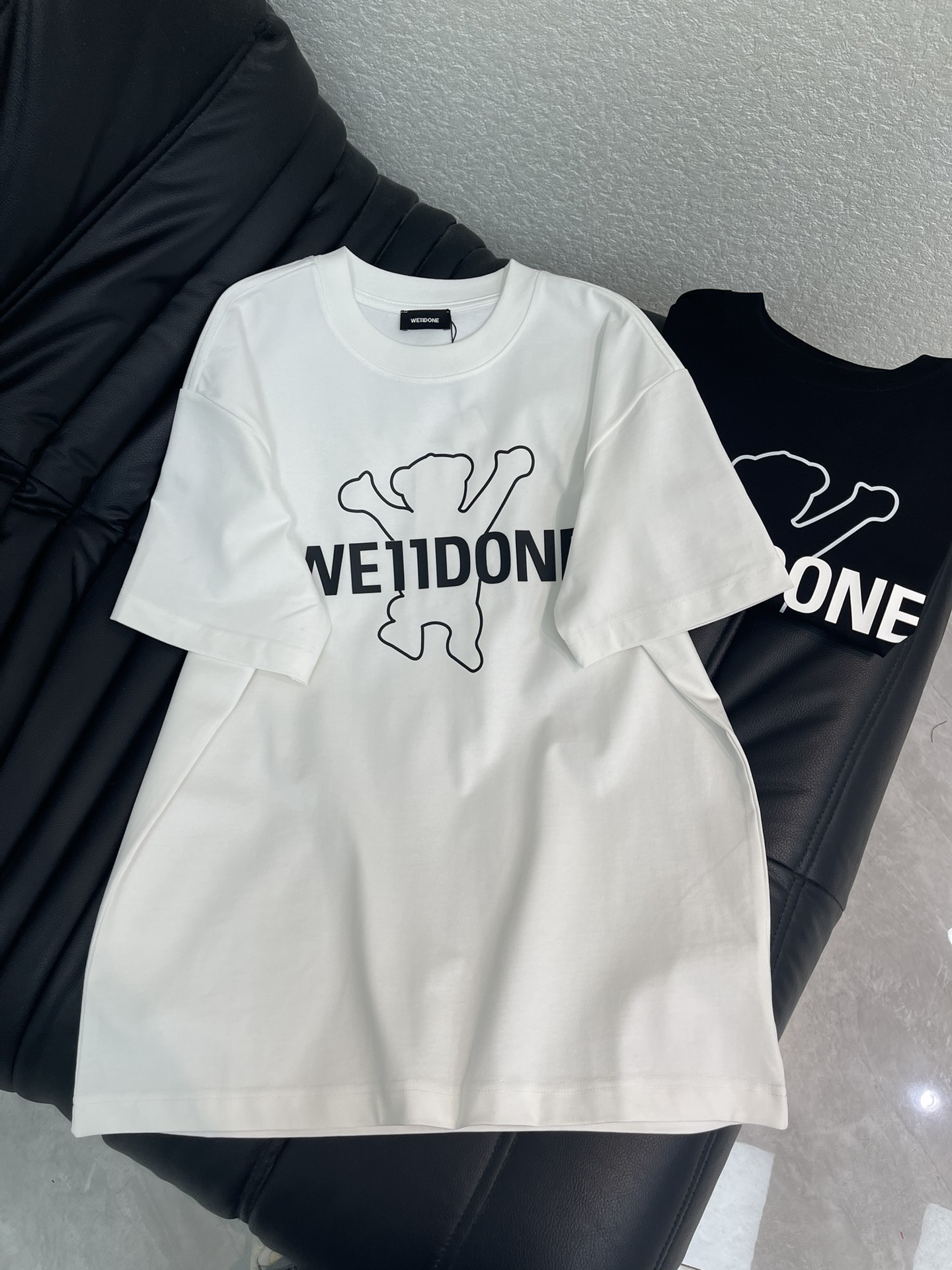 NO:709926,We11don*26 new personalized avant-garde item round neck short-sleeved T-shirt, bear digital direct injection letter three-dimensional silicone, fashionable and advanced double yarn worsted cotton fabric, loose oversize version, same style for men and women, exquisite and versatile. S-XL A,,versace,T-shirt,tees,t-shirt,19860909We11don*26新款个性前卫单品圆领短袖T恤,小熊数码直喷字母立体硅胶,时尚又高级双纱精纺全棉面料,宽松oversize版型,男女同款,精致百搭.S-XL A,,versace,T-shirt,tees，t-shirt,,Women's clothing