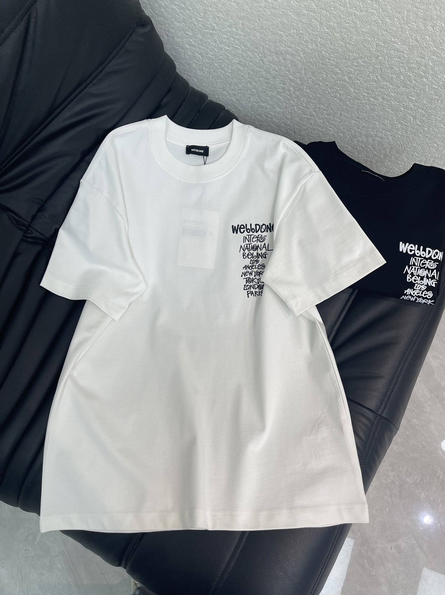 NO:709925,We11don*26 new personalized and avant-garde round-neck short-sleeved T-shirt, digital direct printing of funny letters, fashionable and high-end double yarn worsted cotton fabric, loose oversize version, same style for men and women, exquisite and versatile. S-XL, versace, T-shirt, tees, t-shirt,19860909We11don*26新款个性前卫单品圆领短袖T恤,搞怪字母数码直喷印花,时尚又高级双纱精纺全棉面料,宽松oversize版型,男女同款,精致百搭.S-XL,,versace,T-shirt,tees，t-shirt,,Women's clothing