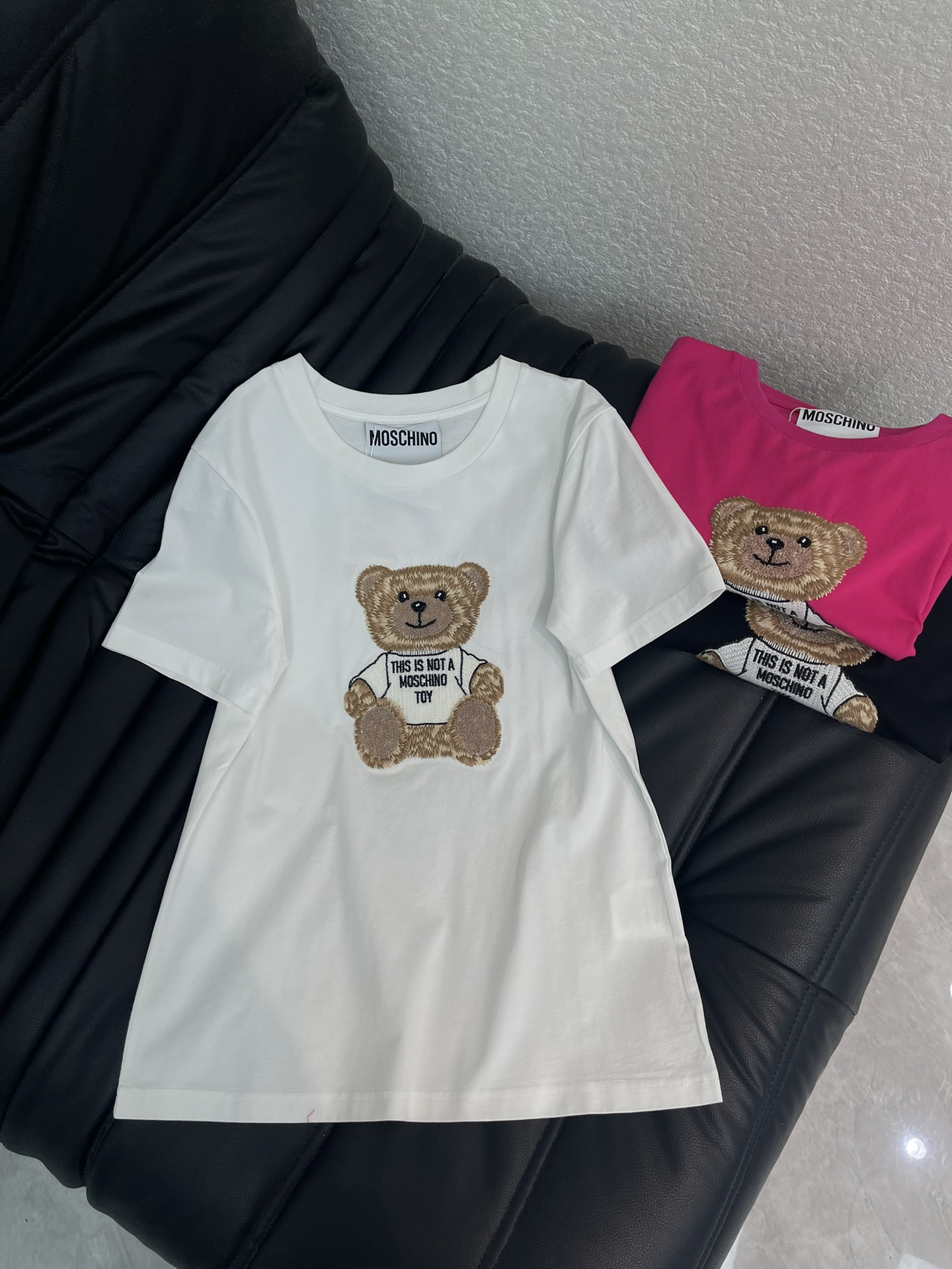 NO:708875,Moschin*26 new spring and summer new embroidered beaded bear short-sleeved T-shirt. Customized YB mercerized cotton material, breathable and comfortable, full of texture, regular T-shirt cut, white, rose red and black three colors have different styles, three-dimensional flocking beaded bear is full of texture, and the keynote slogan details are full. The cotton fabric is soft and super skin-friendly, and the basic round neck version is not picky about the body shape. It is very versatile whether worn alone or with a jacket, a must-have for sweet and cool girls. SML  AA,,jackets & coats,T-shirt,tees,t-shirt,19860909Moschin*26春夏新款刺绣珠片小熊短袖T恤.定制YB丝光全棉材质,透气舒适,质感十足,常规T恤裁剪,白、玫红、黑三色各有风格,立体植绒珠片小熊质感满满,基调标语细节拉满.全棉面料软乎乎超亲肤,基础圆领版型不挑身形,不管是单穿还是搭外套都超百搭,甜酷女孩的必备款.SML AA,,jackets & coats,T-shirt,tees，t-shirt,,Women's clothing