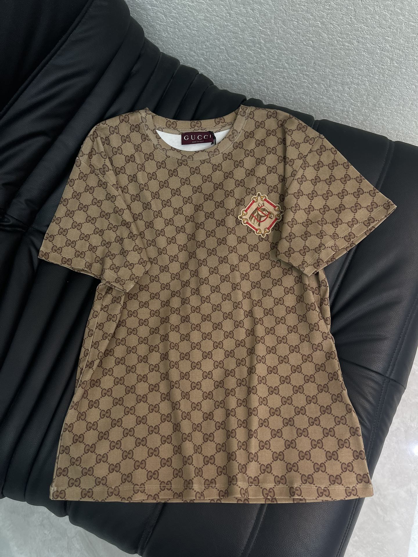 NO:709911,Gucc*26 new spring and summer new full-body double G printed embroidered horse head heavy industry short-sleeved T-shirt. Pure cotton fabric. High-density fashionable sports style. Every daily wear. Playful and age-reducing design elements full of vitality. High quality. Size SML A,, gucci, T-shirt, tees, t-shirt,19860909Gucc*26春夏新款全身双G印花刺绣马头重工短袖T恤 纯棉面料 高密度时髦运动风 每个日常的穿搭 俏皮减龄充满元气的设计元素 高品质 尺码SML A,,gucci,T-shirt,tees，t-shirt,,Women's clothing