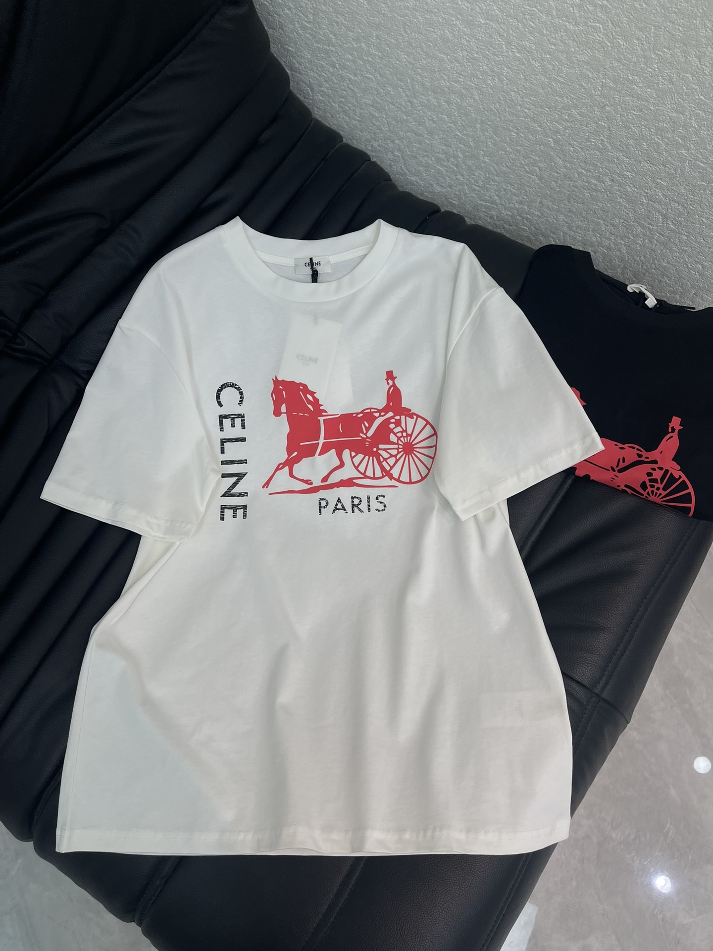 NO:709918,Celin*26 new spring and summer carriage print short-sleeved T-shirt, made of pure cotton, comfortable and breathable, perfect for daily outings!  The red carriage + the words 'CELINE' on the front, perfect recognition ~SML A,,celine,T-shirt,tees,t-shirt,19860909Celin*26春夏新款马车印花短袖T恤,采用纯棉材质,穿着舒适透气,日常出街超适合！正面红色马车+'CELINE'字样,辨识度满分~SML A,,celine,T-shirt,tees，t-shirt,,Women's clothing