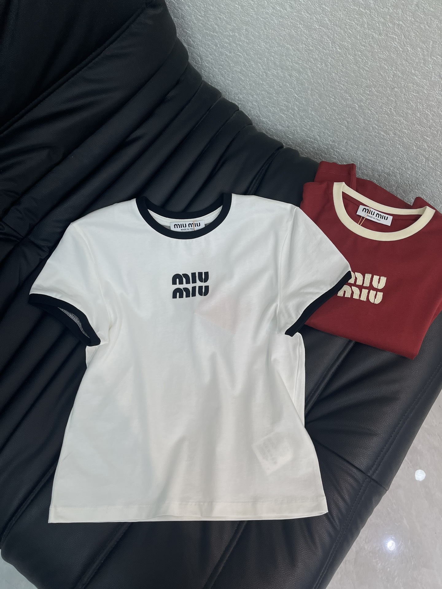 NO:709916,Miu*26 new contrast patch embroidered short-sleeved T-shirt, exquisite and slightly loose fit, makes the upper body look slimmer!  Customize the latest contrasting thread technology, low-key luxury!  Fashionable must-have items to unlock all outfits!  Look for our quality!  The classic items are fashionable and high-end, and the classic styles are versatile and easy to match!  SML,,miumiu,T-shirt,tees,t-shirt,19860909Miu*26新品撞色贴布刺绣短袖T恤 精致微宽松版型上身巨显瘦！ 定制最新撞色螺纹工艺 低调奢华！ 时髦精必备单品解锁所有穿搭！ 认准我家品质！经典单品时髦又高级 经典版型百搭不挑人！ SML,,miumiu,T-shirt,tees，t-shirt,,Women's clothing