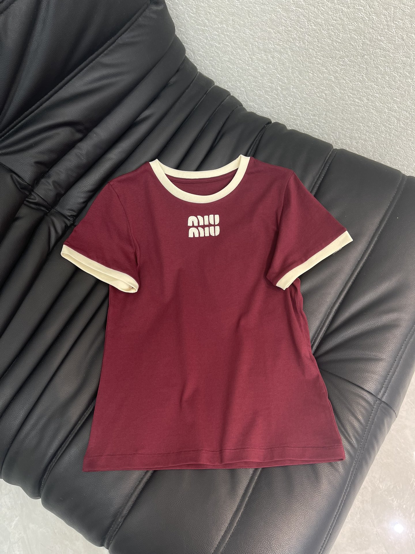 NO:708876,Miumi*26 new spring and summer burgundy letter patch embroidered short-sleeved T-shirt, made of combed cotton, soft and breathable, super comfortable to wear in spring and summer!  Round neck + cuffs with contrasting color design, simple and detailed. Logo embroidery on the front, perfect brand recognition. Short version, paired with high-waisted pants or skirts, you can easily create a French atmosphere. It is suitable for daily leisure and going out. It is comfortable and fashionable, and can easily be used in various occasions!  SML A,,miumiu,skirts,T-shirt,tees,t-shirt,19860909Miumi*26春夏新款酒红色字母贴布绣短袖T恤,精梳棉材质,柔软透气,春夏穿超舒服！圆领+袖口撞色设计,简约又有细节感十.正面Logo刺绣,品牌辨识度满分.短款版型,搭高腰裤或裙子,轻松打造法式氛围感,日常休闲、出街都很适合,舒适又时髦,轻松驾驭各种场合！SML A,,miumiu,skirts,T-shirt,tees，t-shirt,,Women's clothing