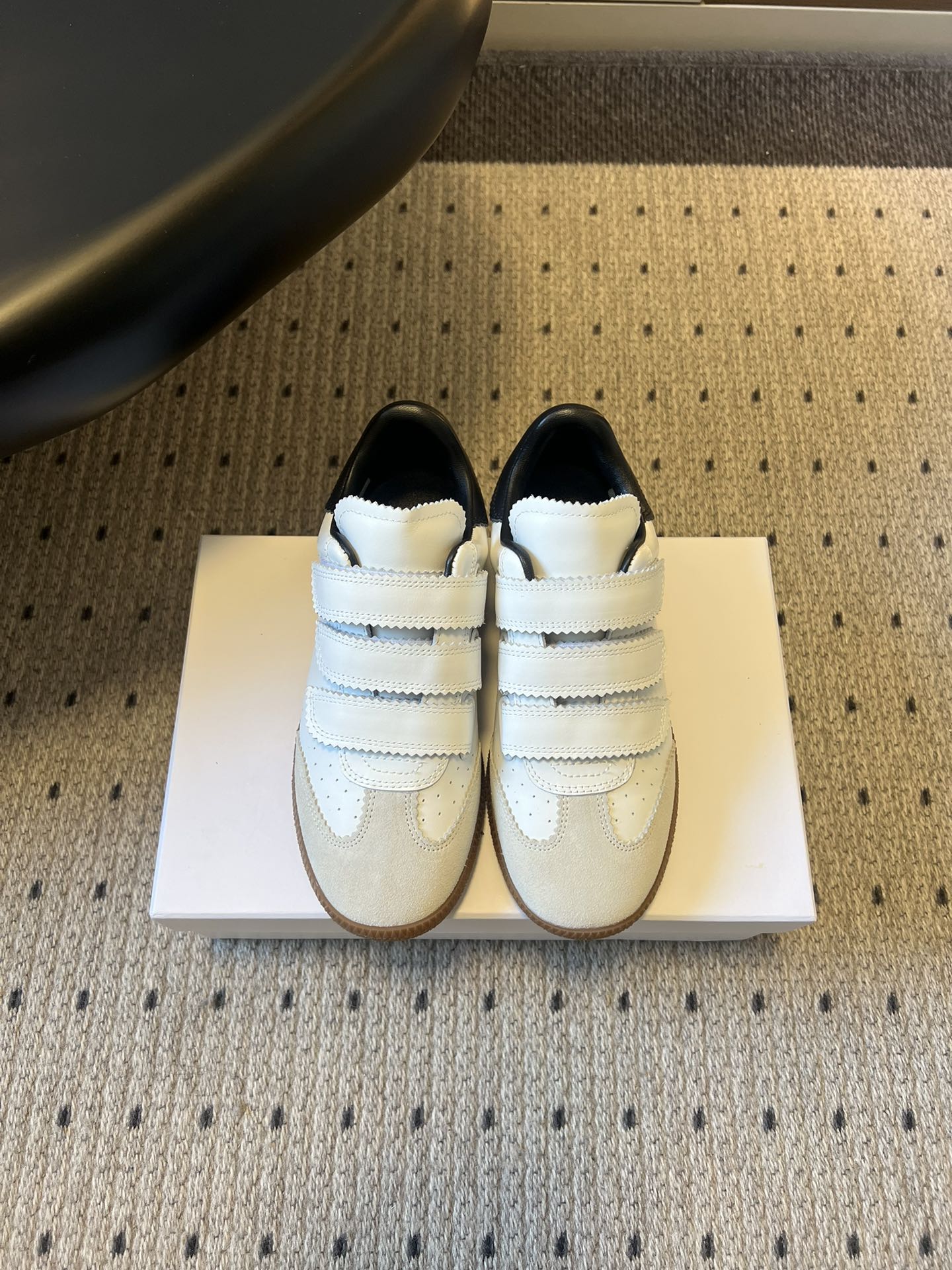 NO:704913,Sabel Maran *26ss spring and summer new retro style Velcro moral training shoes casual shoes. Based on the 1970s German military training shoes, the low-top design is matched with the iconic zigzag edge, which not only retains the retro sports genes, but also incorporates modern minimalist lines. The three-row Velcro design replaces the traditional shoelaces, making them easy to put on and take off and highly recognizable. It weakens the toughness of the sport and adds a bit of casualness and playfulness.  The white model is mainly off-white, with black heels; the black model is mainly black, with white tongue accents, and the contrasting design is simple and powerful, suitable for a variety of wearing styles. There is no unnecessary color interference, the black and white color combination is classic and versatile, and can be easily integrated into various scenes such as daily life, commuting, and street use. Upper cowhide, lining sheepskin, sole rubber outsole, increased by 3cm, Size35-40 (40 size customization is not returnable),,cowhide,sheepskin19860909Sabel Maran *26ss春夏新款复古款魔术贴德训鞋休闲鞋 以 1970 年代德军训练鞋为原型,低帮设计搭配标志性锯齿状鞋边,既保留复古运动基因,又融入现代极简线条.采用三排魔术贴设计,替代传统鞋带,穿脱便捷且极具辨识度,弱化了运动感的硬朗,增添了几分随性与俏皮. 白款以米白为主体,搭配黑色鞋跟；黑款以全黑为主,鞋舌点缀白色,撞色设计简洁有力,适配多种穿搭风格.无多余色彩干扰,黑白配色经典百搭,可轻松融入日常、通勤、街头等各类场景. 鞋面牛皮 内里羊皮 鞋底橡胶大底 增高3cm Size35-40码（40码定制不退换）,,cowhide,sheepskin,Men's shoes