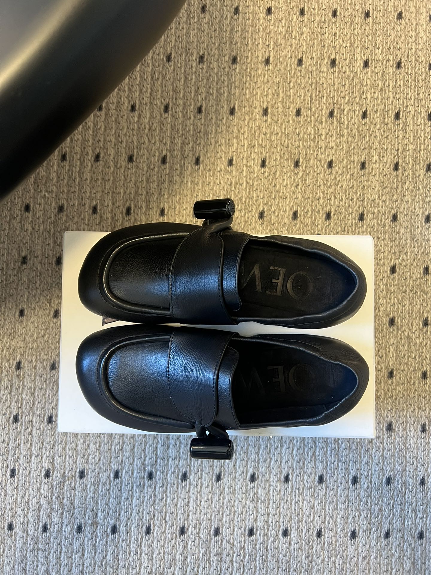 Loew* 26ss春夏新款复古经典搭扣乐福鞋休闲鞋采用圆润方头设计，鞋身线条流畅无冗余装饰，仅在鞋侧点