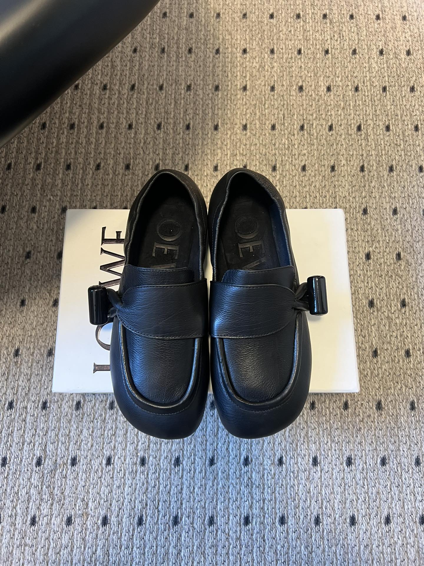 Loew* 26ss春夏新款复古经典搭扣乐福鞋休闲鞋采用圆润方头设计，鞋身线条流畅无冗余装饰，仅在鞋侧点