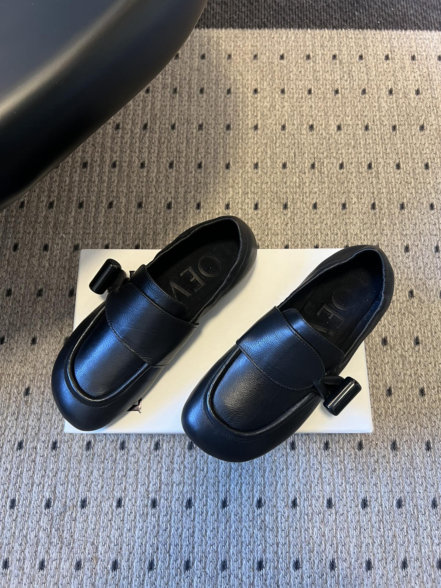 Loew* 26ss春夏新款复古经典搭扣乐福鞋休闲鞋采用圆润方头设计，鞋身线条流畅无冗余装饰，仅在鞋侧点