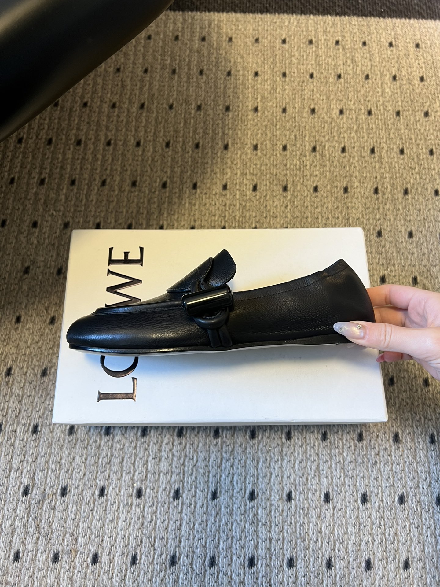 Loew* 26ss春夏新款复古经典搭扣乐福鞋休闲鞋采用圆润方头设计，鞋身线条流畅无冗余装饰，仅在鞋侧点