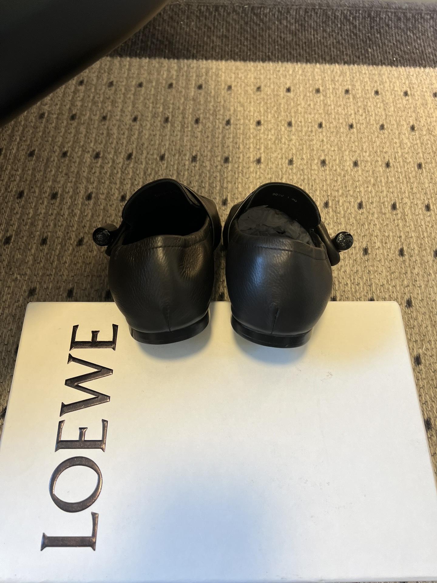 Loew* 26ss春夏新款复古经典搭扣乐福鞋休闲鞋采用圆润方头设计，鞋身线条流畅无冗余装饰，仅在鞋侧点