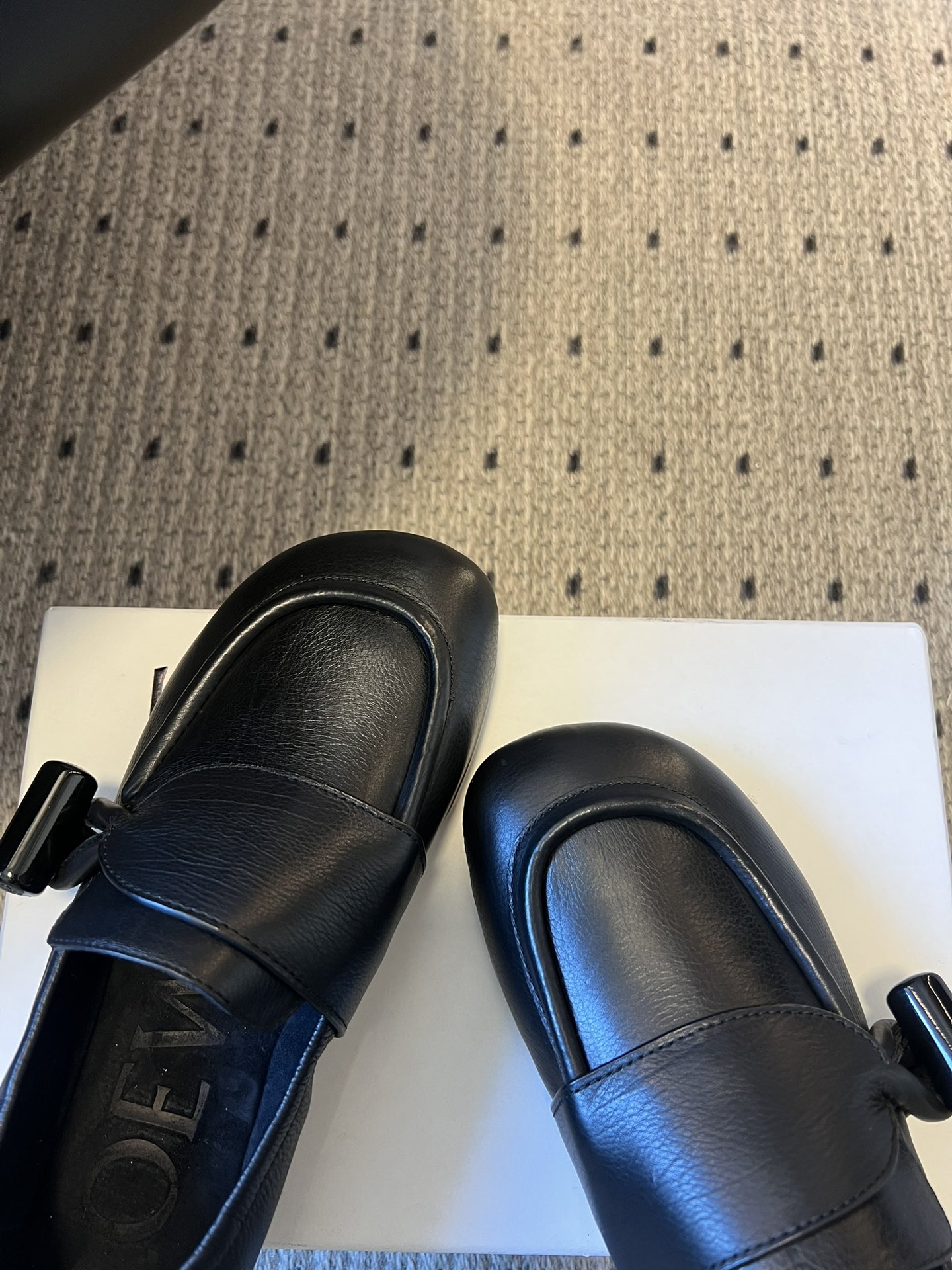 Loew* 26ss春夏新款复古经典搭扣乐福鞋休闲鞋采用圆润方头设计，鞋身线条流畅无冗余装饰，仅在鞋侧点