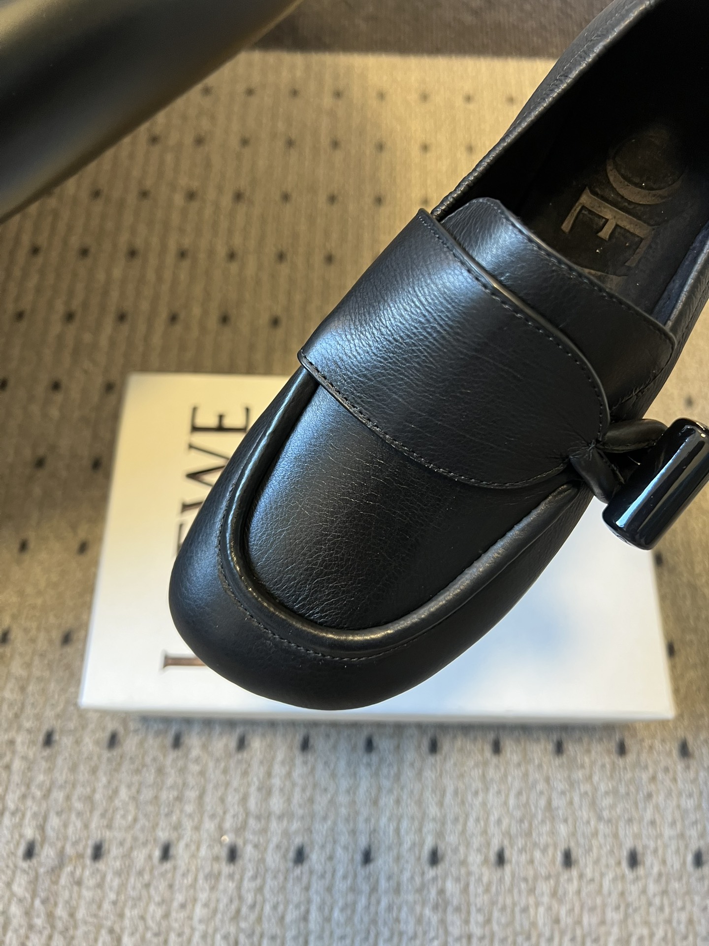 Loew* 26ss春夏新款复古经典搭扣乐福鞋休闲鞋采用圆润方头设计，鞋身线条流畅无冗余装饰，仅在鞋侧点