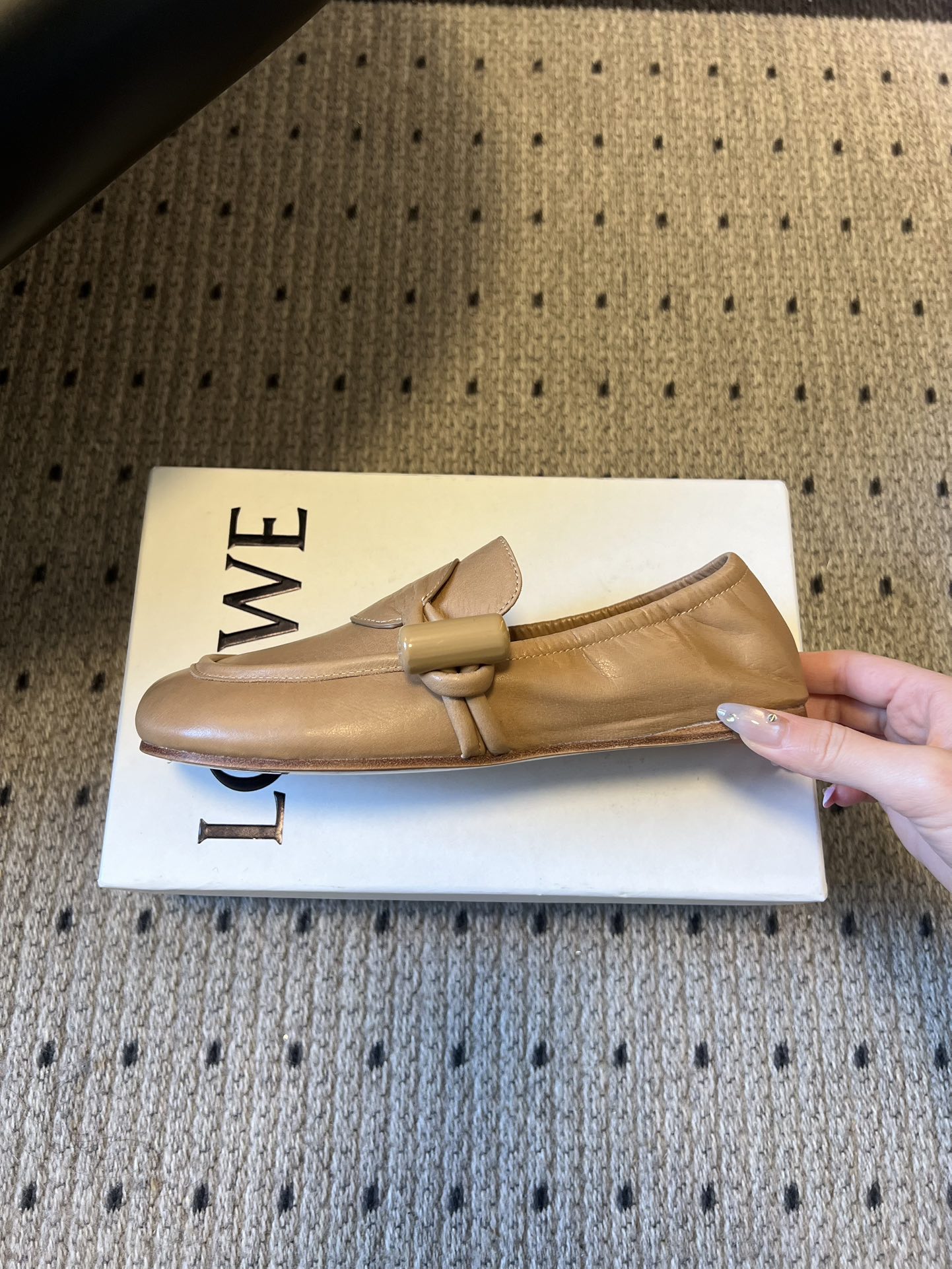 Loew* 26ss春夏新款复古经典搭扣乐福鞋休闲鞋采用圆润方头设计，鞋身线条流畅无冗余装饰，仅在鞋侧点