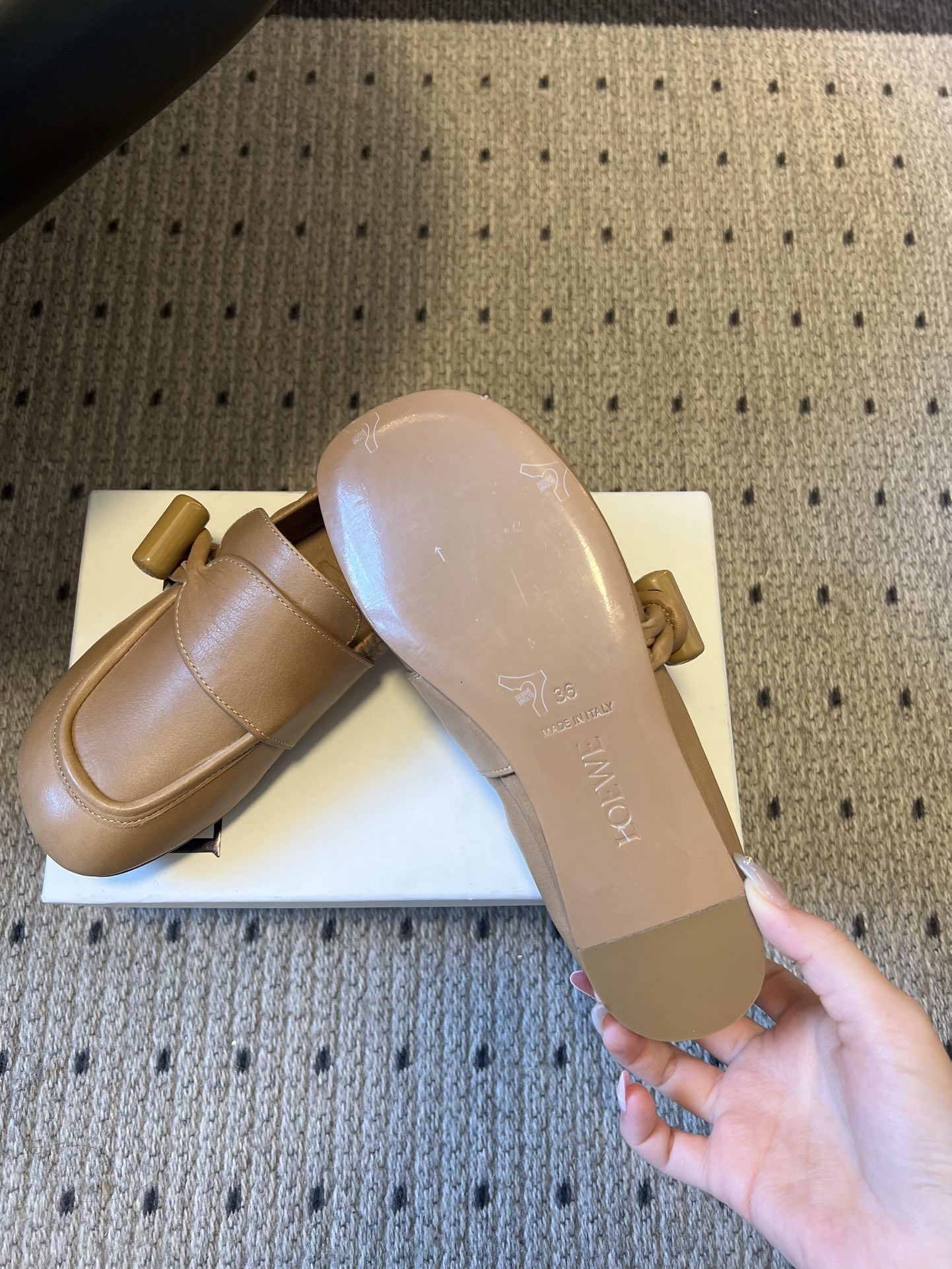 Loew* 26ss春夏新款复古经典搭扣乐福鞋休闲鞋采用圆润方头设计，鞋身线条流畅无冗余装饰，仅在鞋侧点