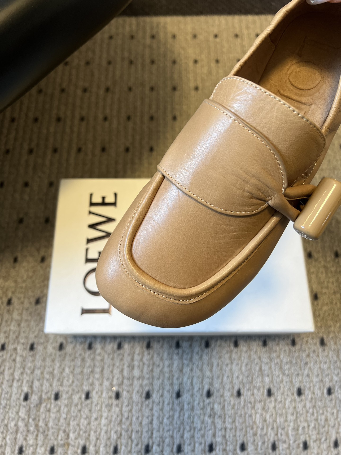 Loew* 26ss春夏新款复古经典搭扣乐福鞋休闲鞋采用圆润方头设计，鞋身线条流畅无冗余装饰，仅在鞋侧点