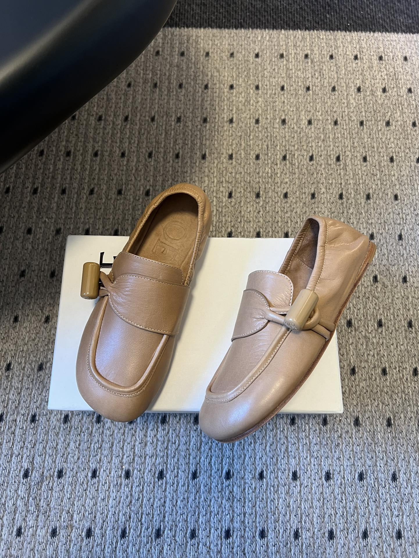 Loew* 26ss春夏新款复古经典搭扣乐福鞋休闲鞋采用圆润方头设计，鞋身线条流畅无冗余装饰，仅在鞋侧点