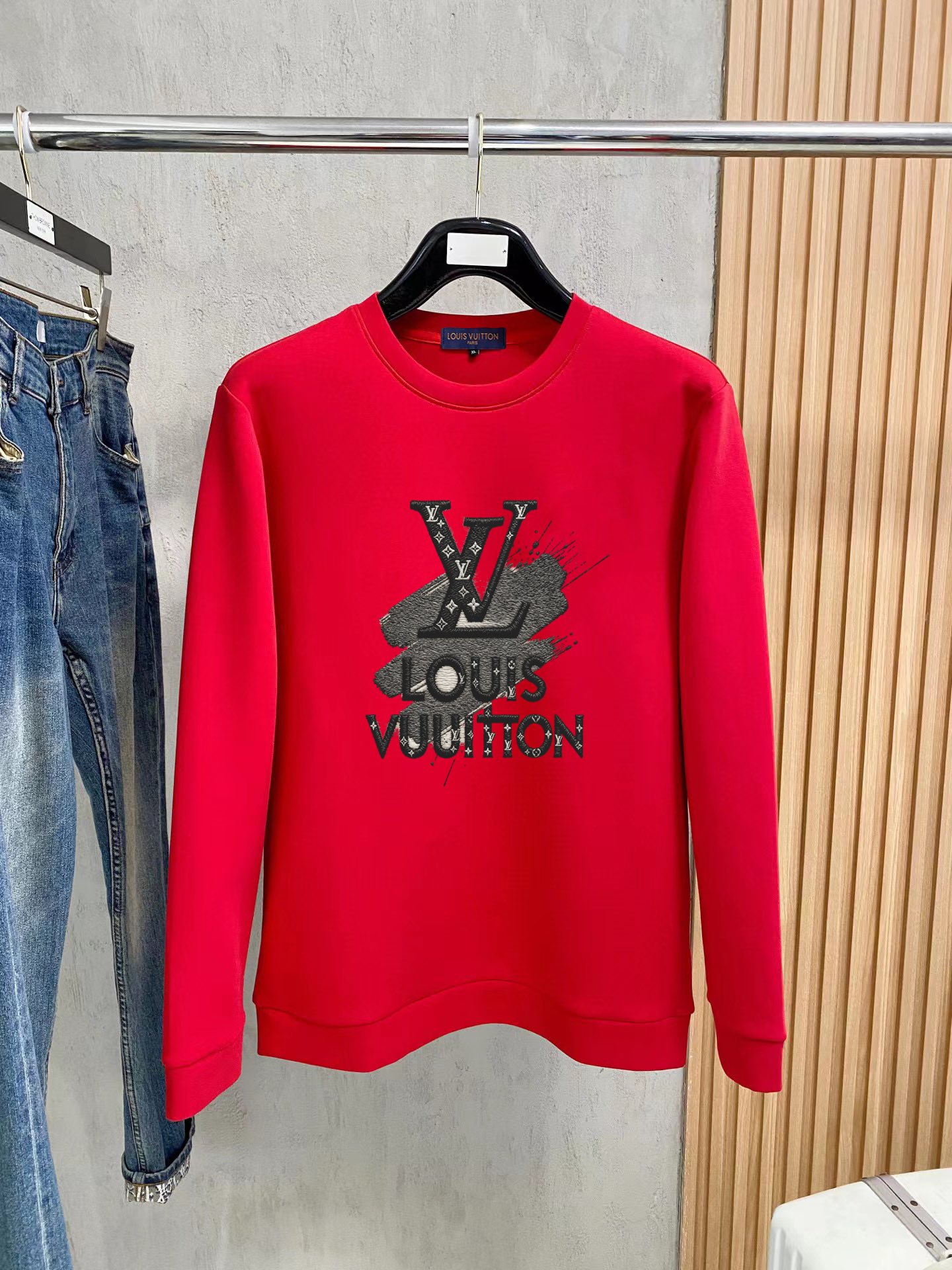 P100 Celebra el Año Nuevo Chino con gran éxito, imprescindible para tu año zodiacal. Marca: LV (Fat Man Gospel) 2025ss …