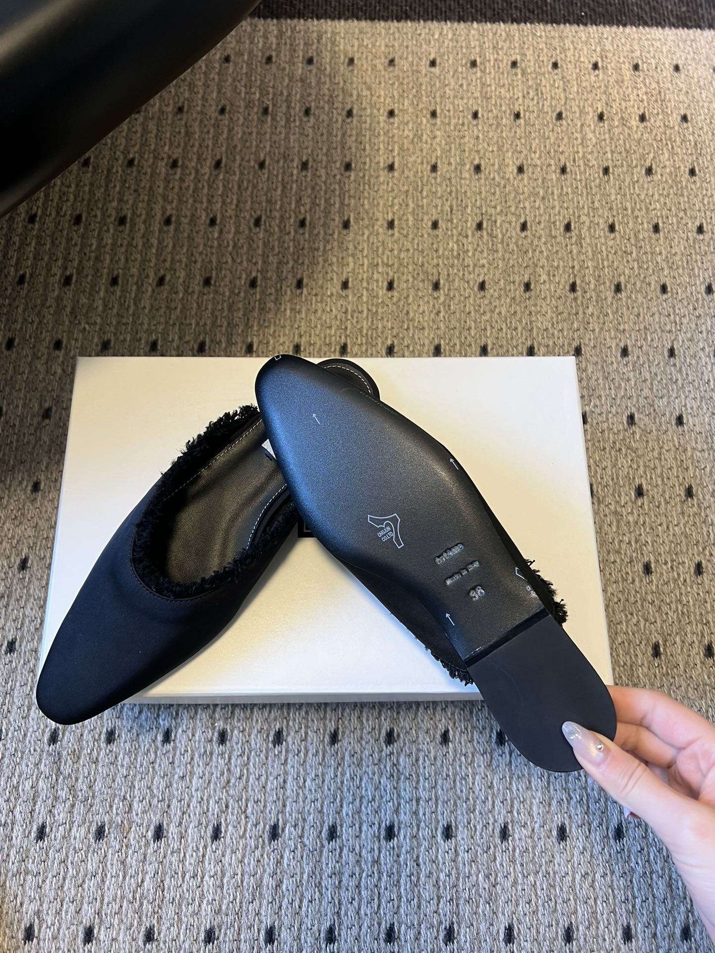 Totem* 26ss春夏新款尖头平底毛边穆勒半拖鞋微微收窄的尖头设计，能在视觉上拉长腿部线条，兼具修饰