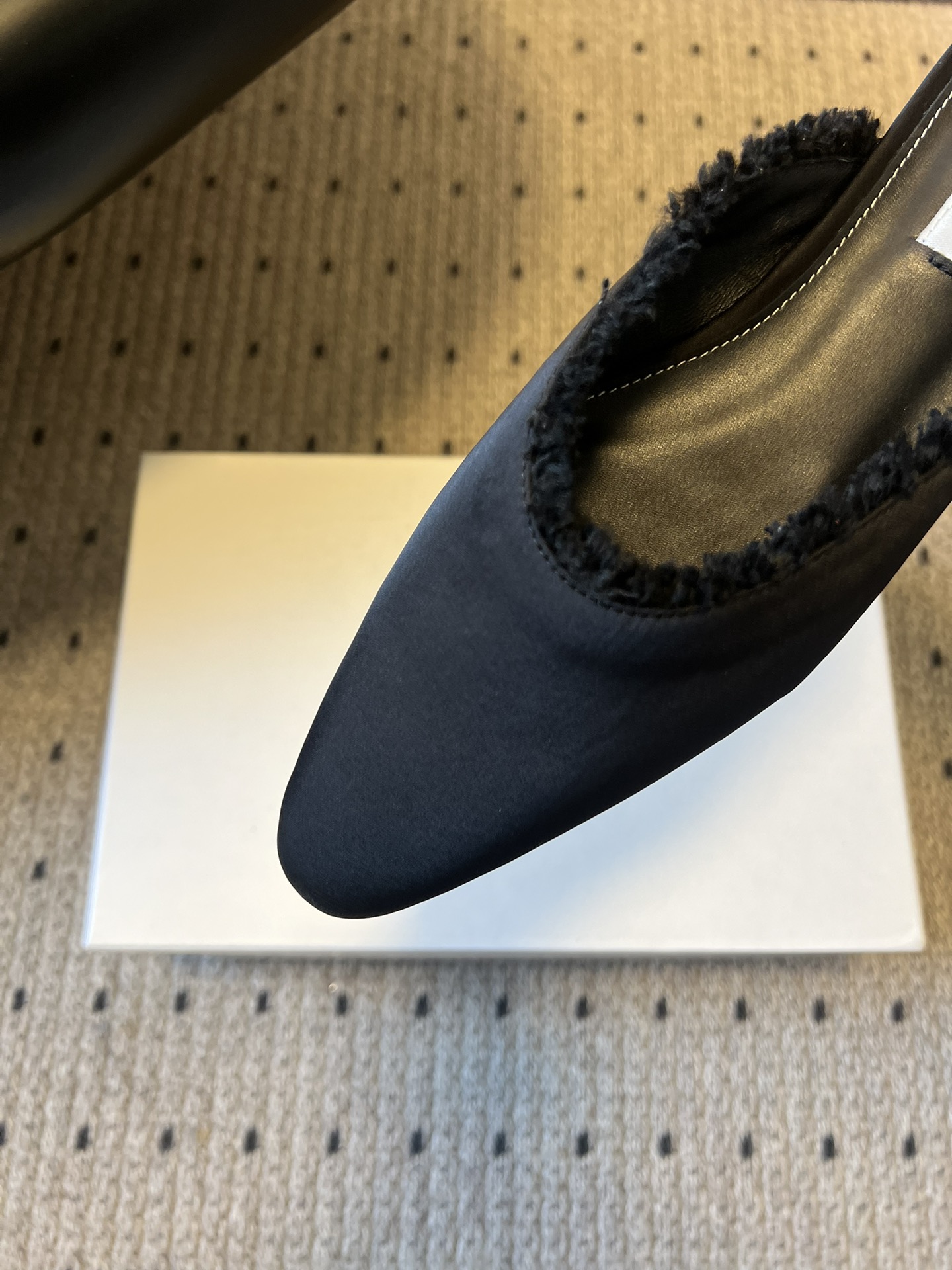 Totem* 26ss春夏新款尖头平底毛边穆勒半拖鞋微微收窄的尖头设计，能在视觉上拉长腿部线条，兼具修饰