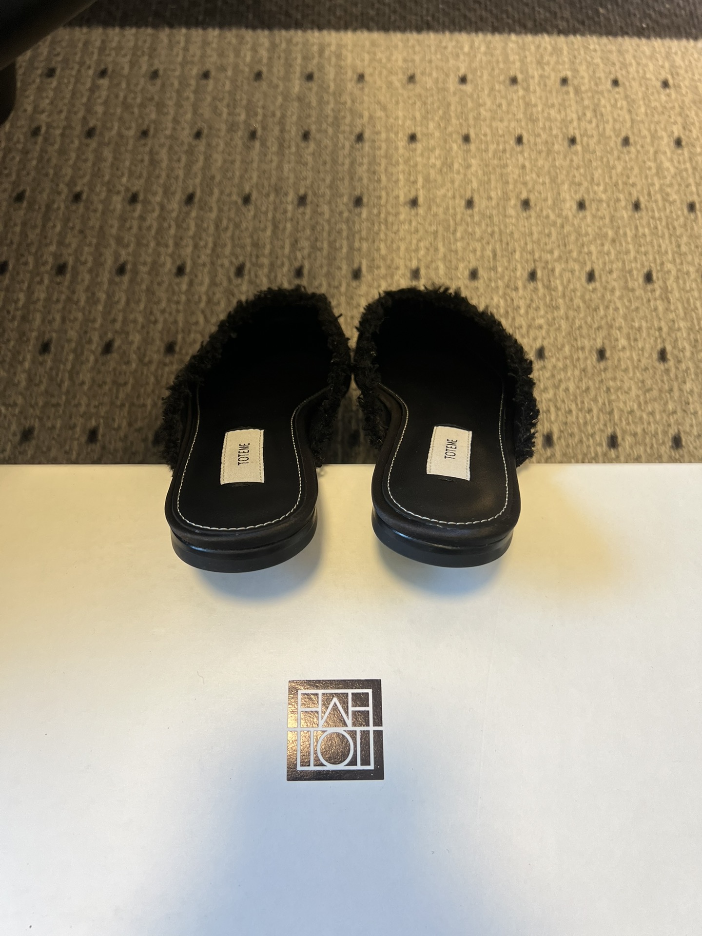 Totem* 26ss春夏新款尖头平底毛边穆勒半拖鞋微微收窄的尖头设计，能在视觉上拉长腿部线条，兼具修饰