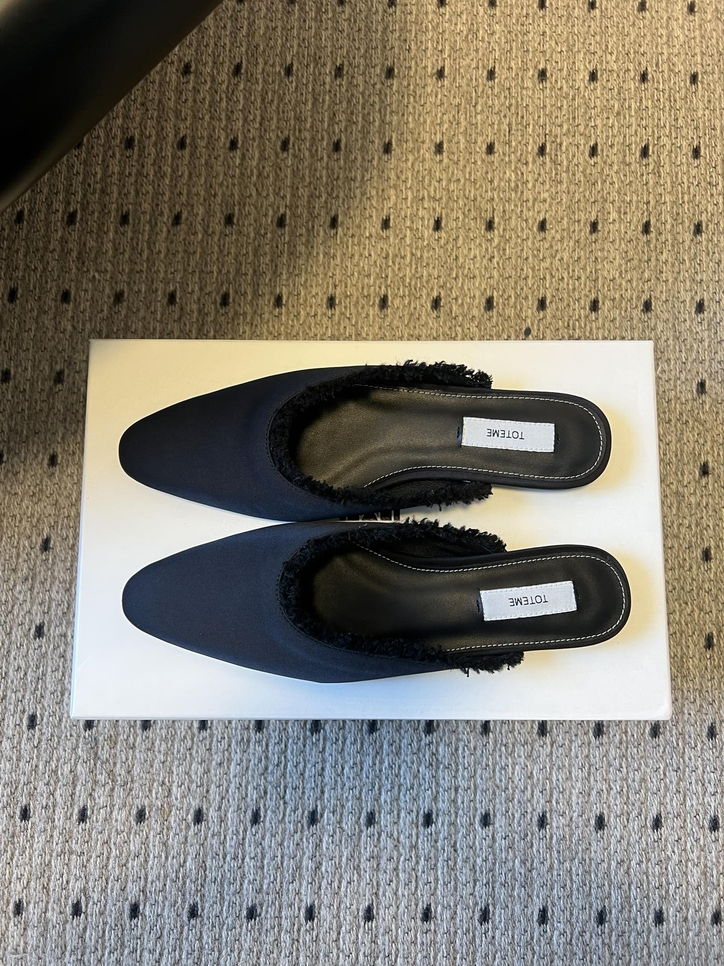 Totem* 26ss春夏新款尖头平底毛边穆勒半拖鞋微微收窄的尖头设计，能在视觉上拉长腿部线条，兼具修饰