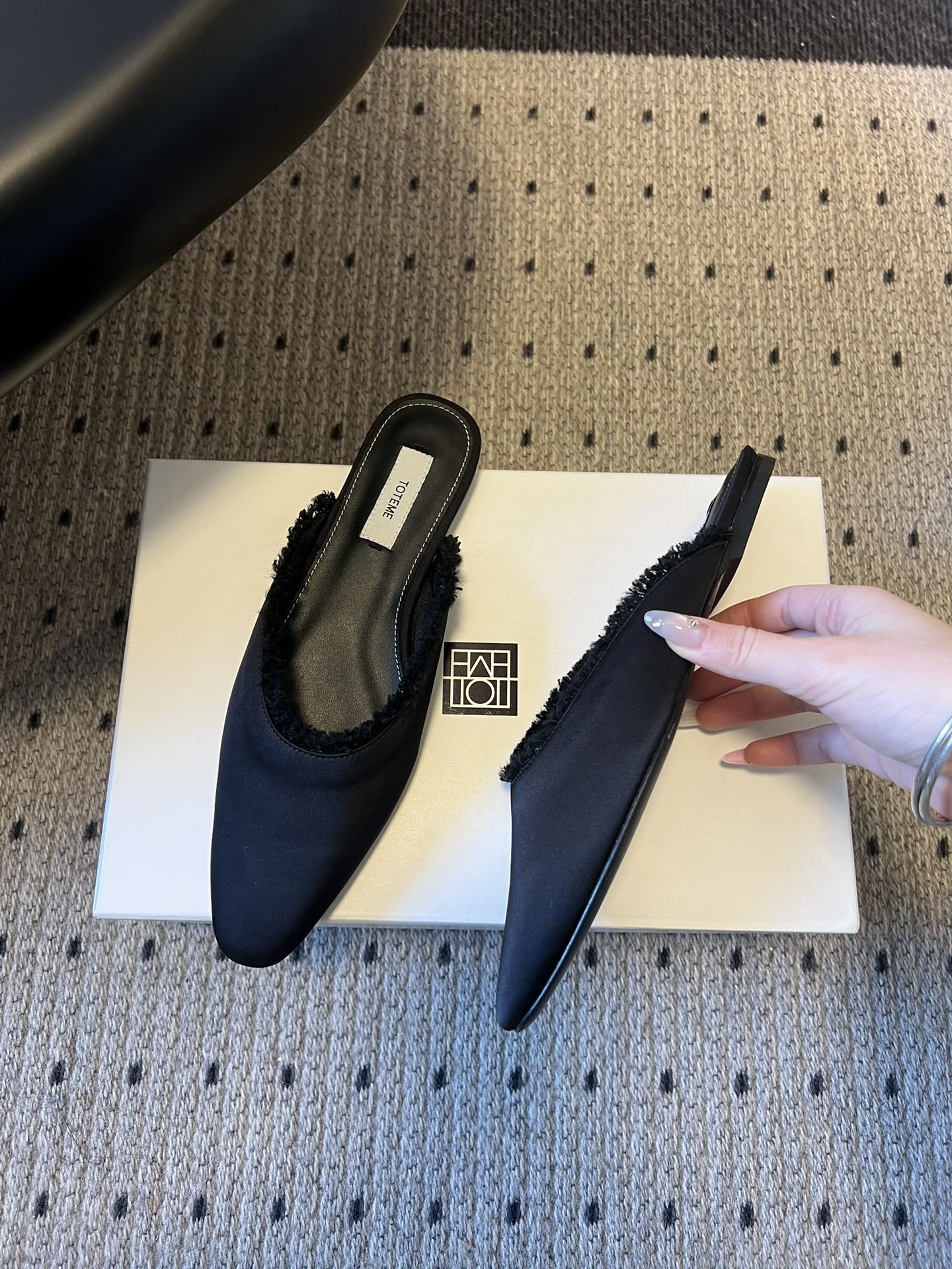 Totem* 26ss春夏新款尖头平底毛边穆勒半拖鞋微微收窄的尖头设计，能在视觉上拉长腿部线条，兼具修饰