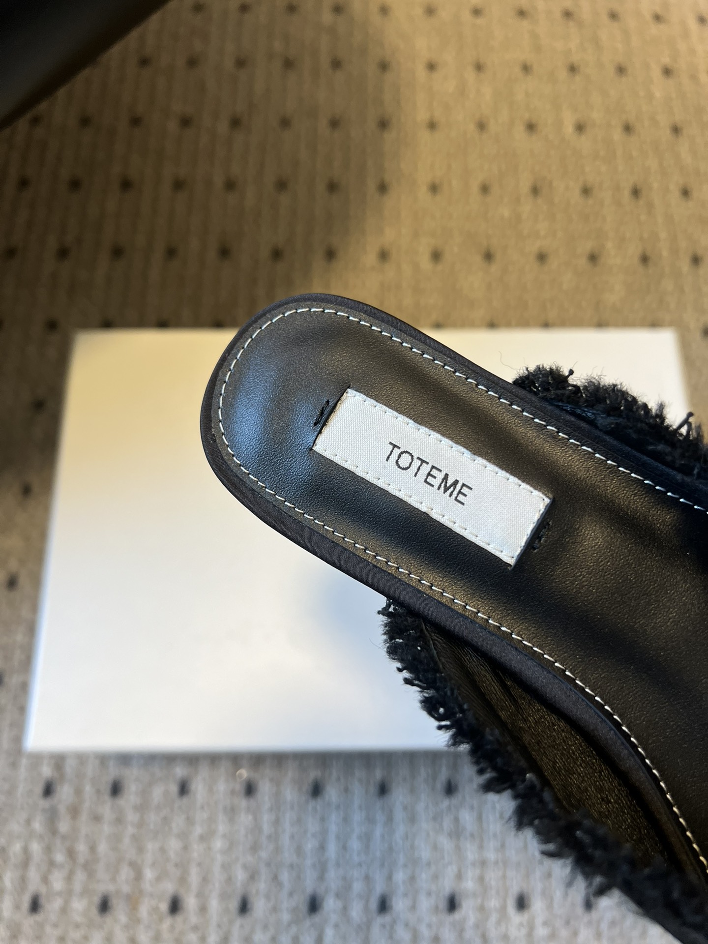 Totem* 26ss春夏新款尖头平底毛边穆勒半拖鞋微微收窄的尖头设计，能在视觉上拉长腿部线条，兼具修饰