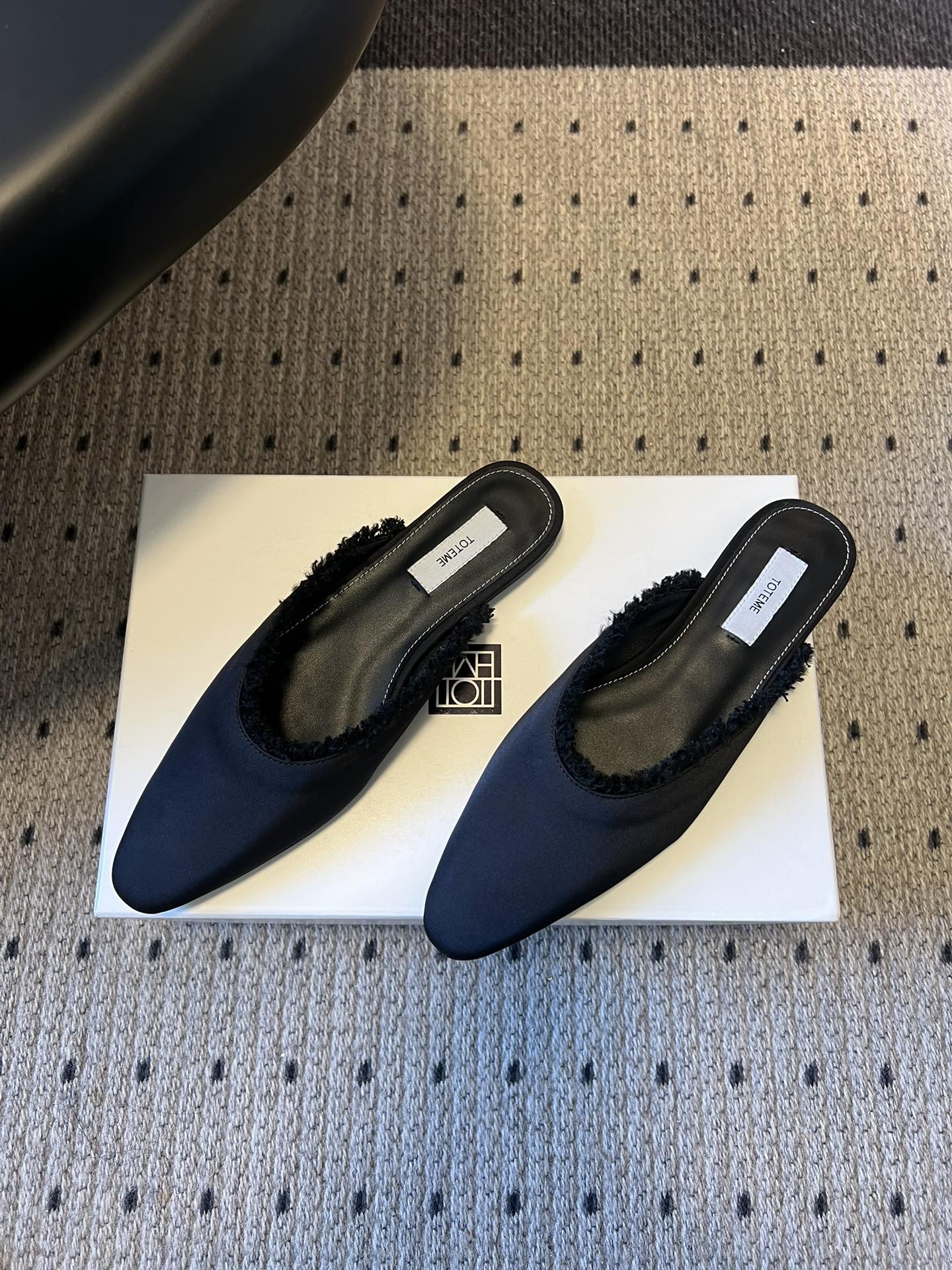 Totem* 26ss春夏新款尖头平底毛边穆勒半拖鞋微微收窄的尖头设计，能在视觉上拉长腿部线条，兼具修饰