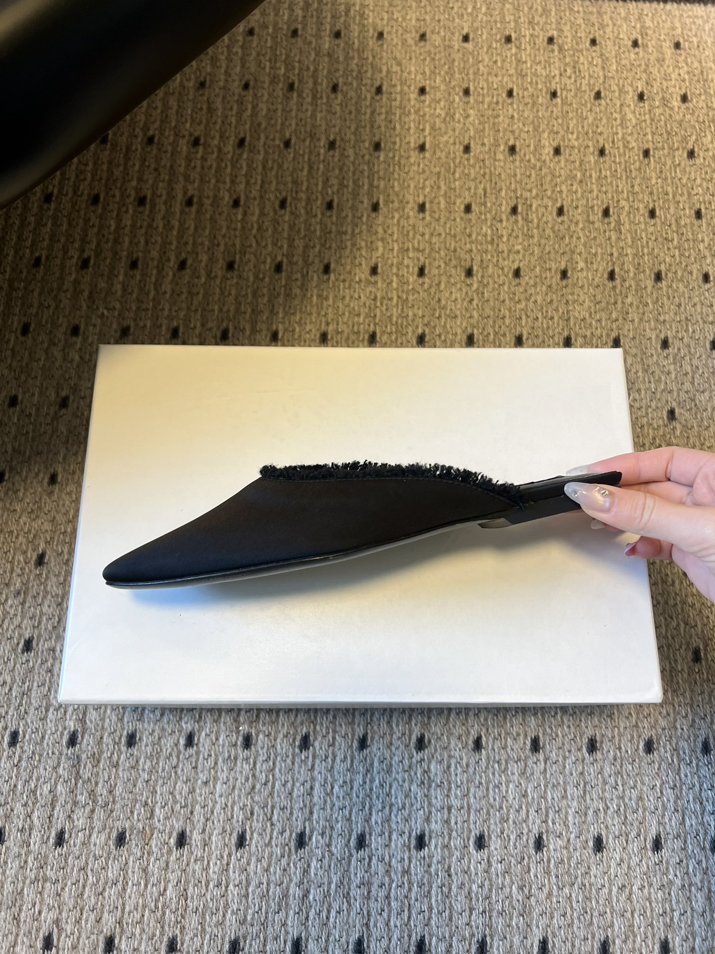 Totem* 26ss春夏新款尖头平底毛边穆勒半拖鞋微微收窄的尖头设计，能在视觉上拉长腿部线条，兼具修饰