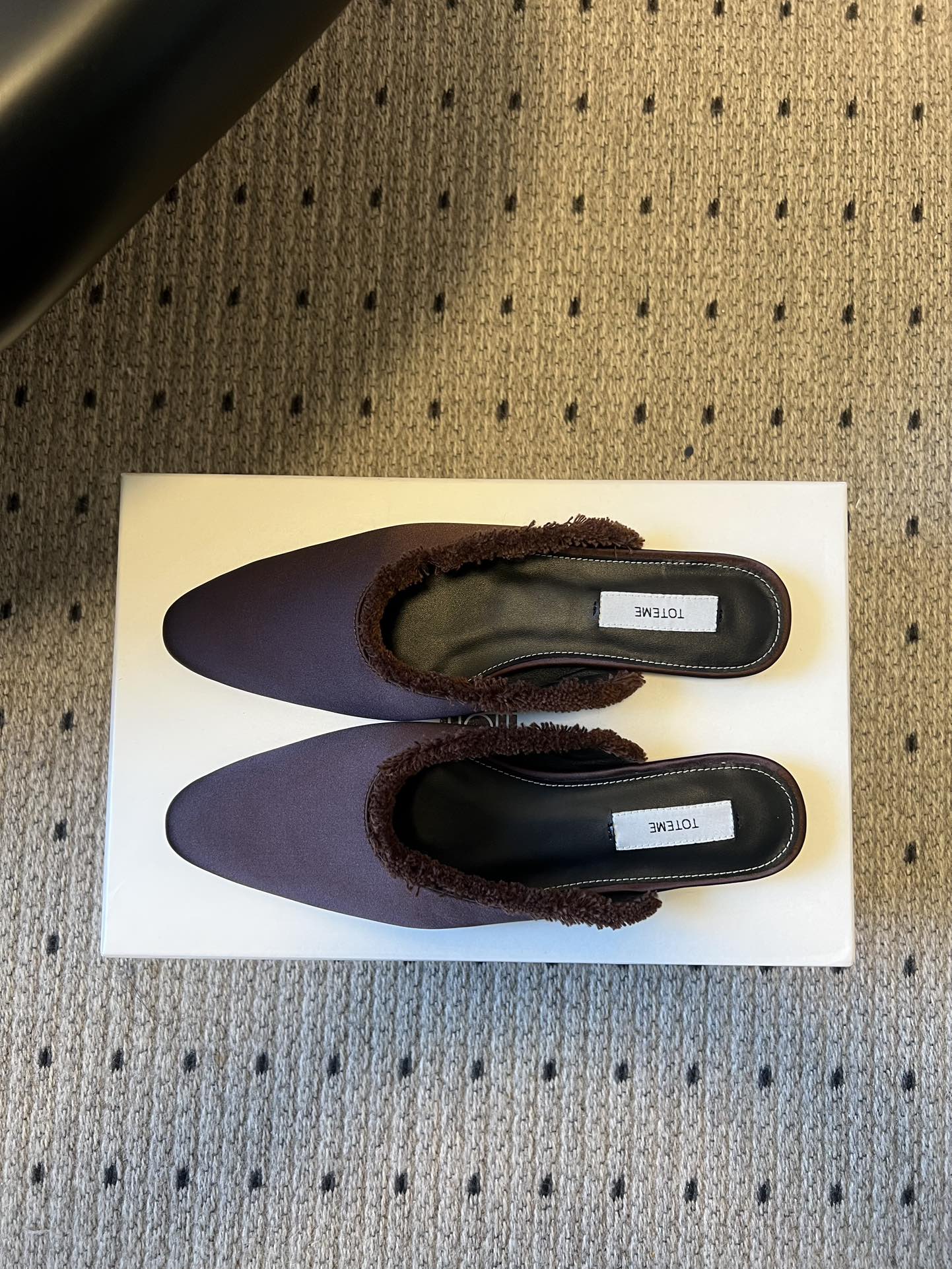 Totem* 26ss春夏新款尖头平底毛边穆勒半拖鞋微微收窄的尖头设计，能在视觉上拉长腿部线条，兼具修饰