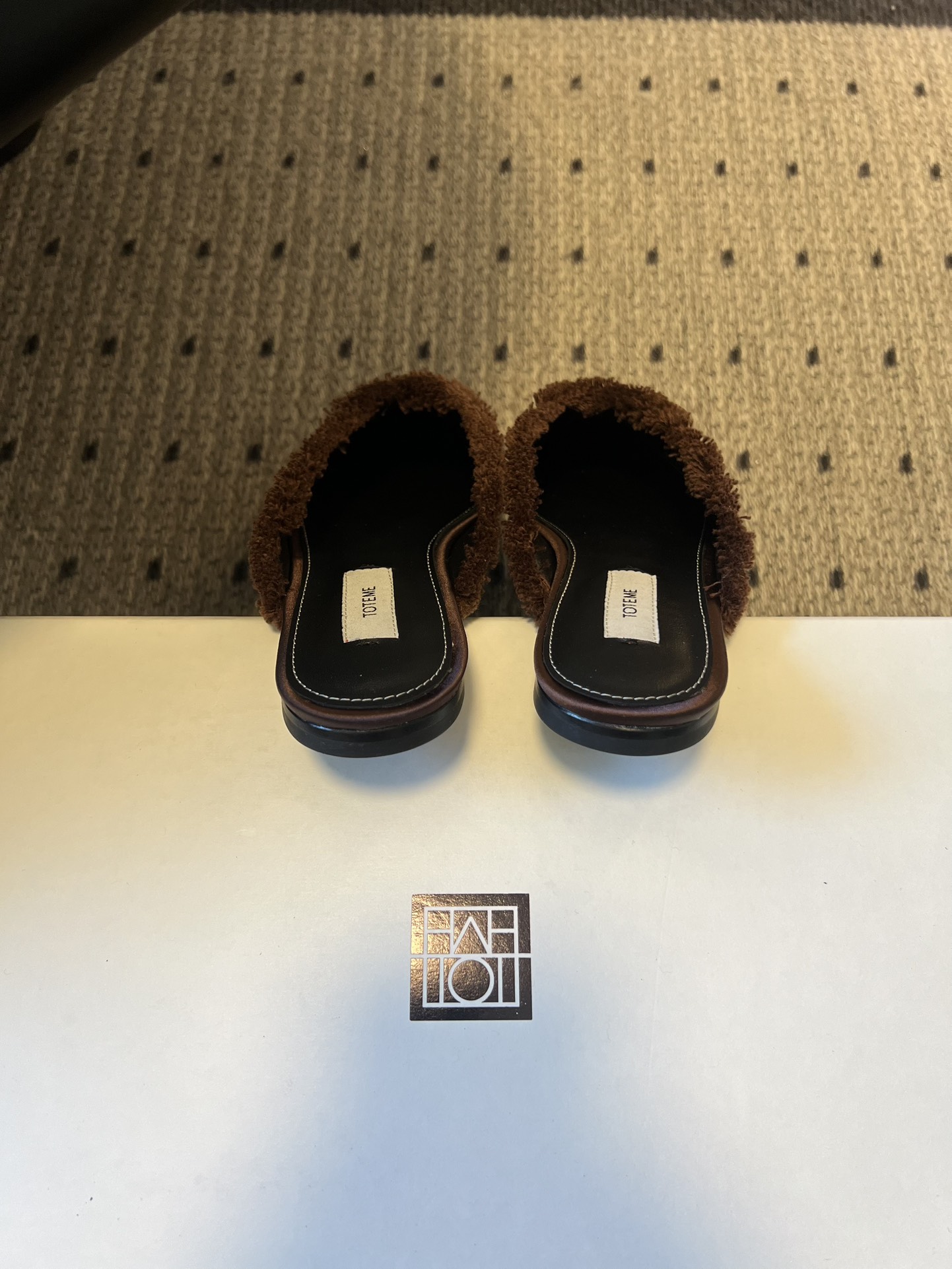 Totem* 26ss春夏新款尖头平底毛边穆勒半拖鞋微微收窄的尖头设计，能在视觉上拉长腿部线条，兼具修饰